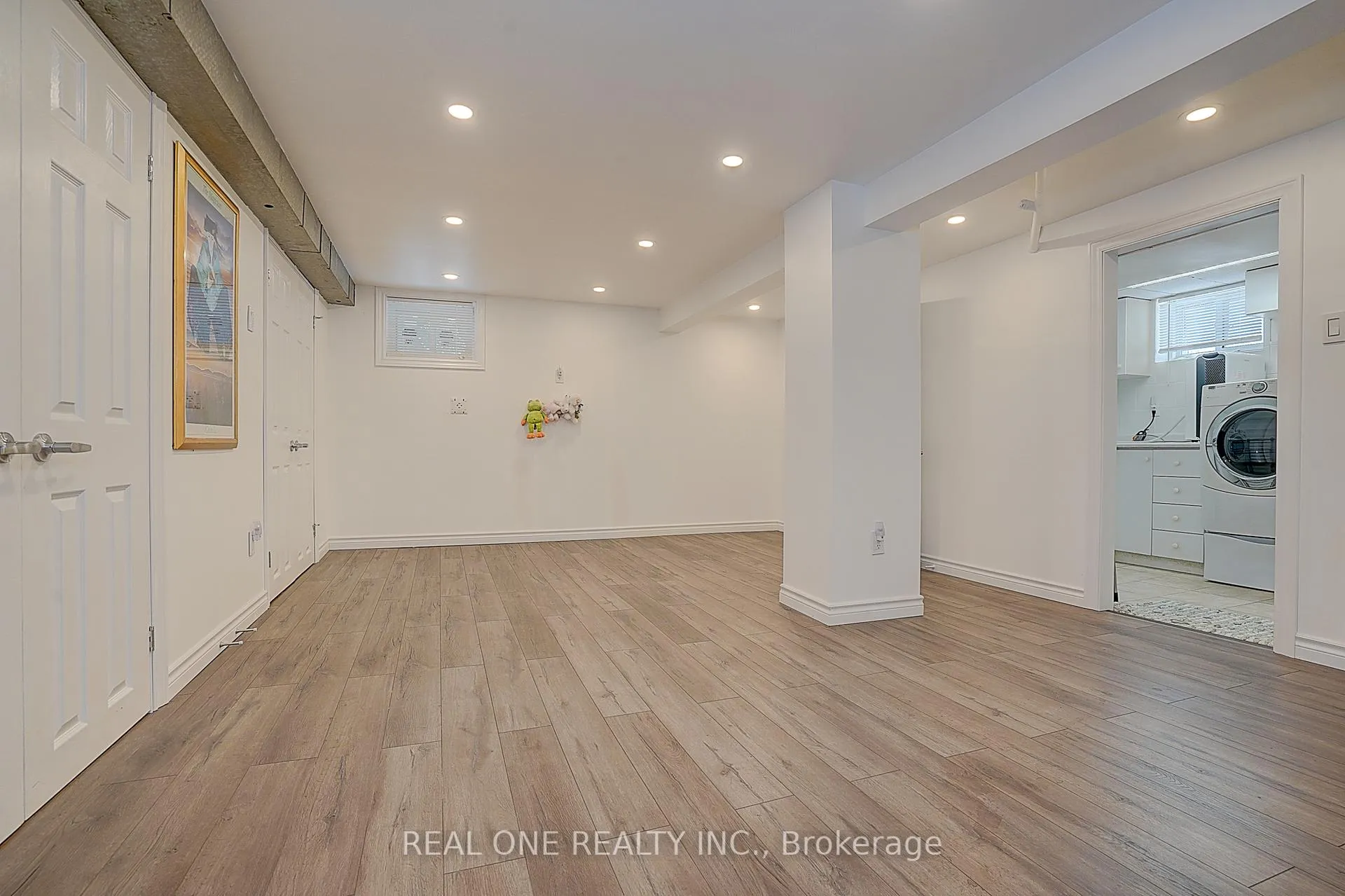 Photo 17 of 37 Lauralynn Crescent, Scarborough, Agincourt South-Malvern West — HOMEH