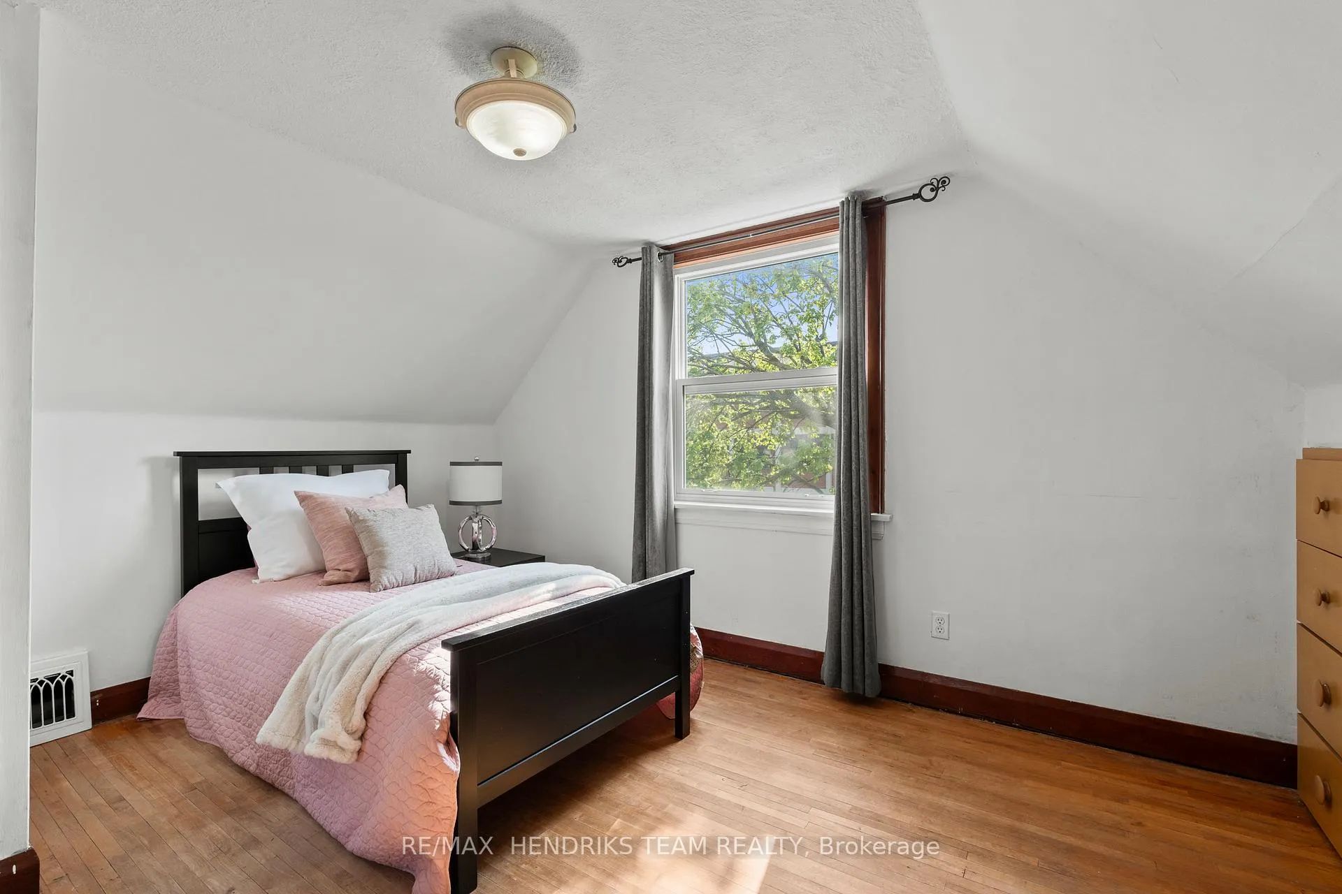 Photo 21 of 70 Carleton Street N, Thorold, Thorold Downtown — HOMEH