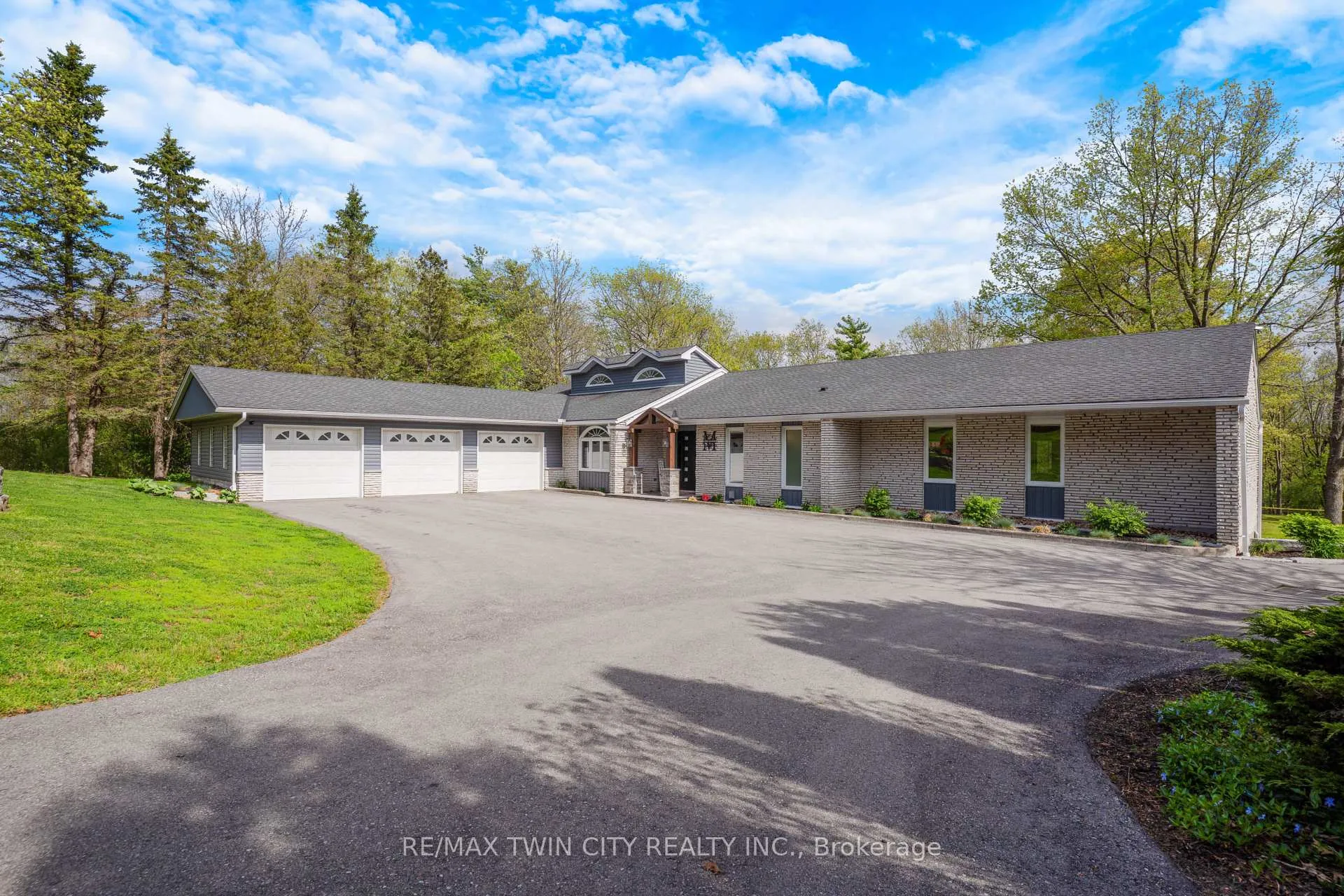 Photo 1 of 1279 Maple Manor Road, North Dumfries — HOMEH