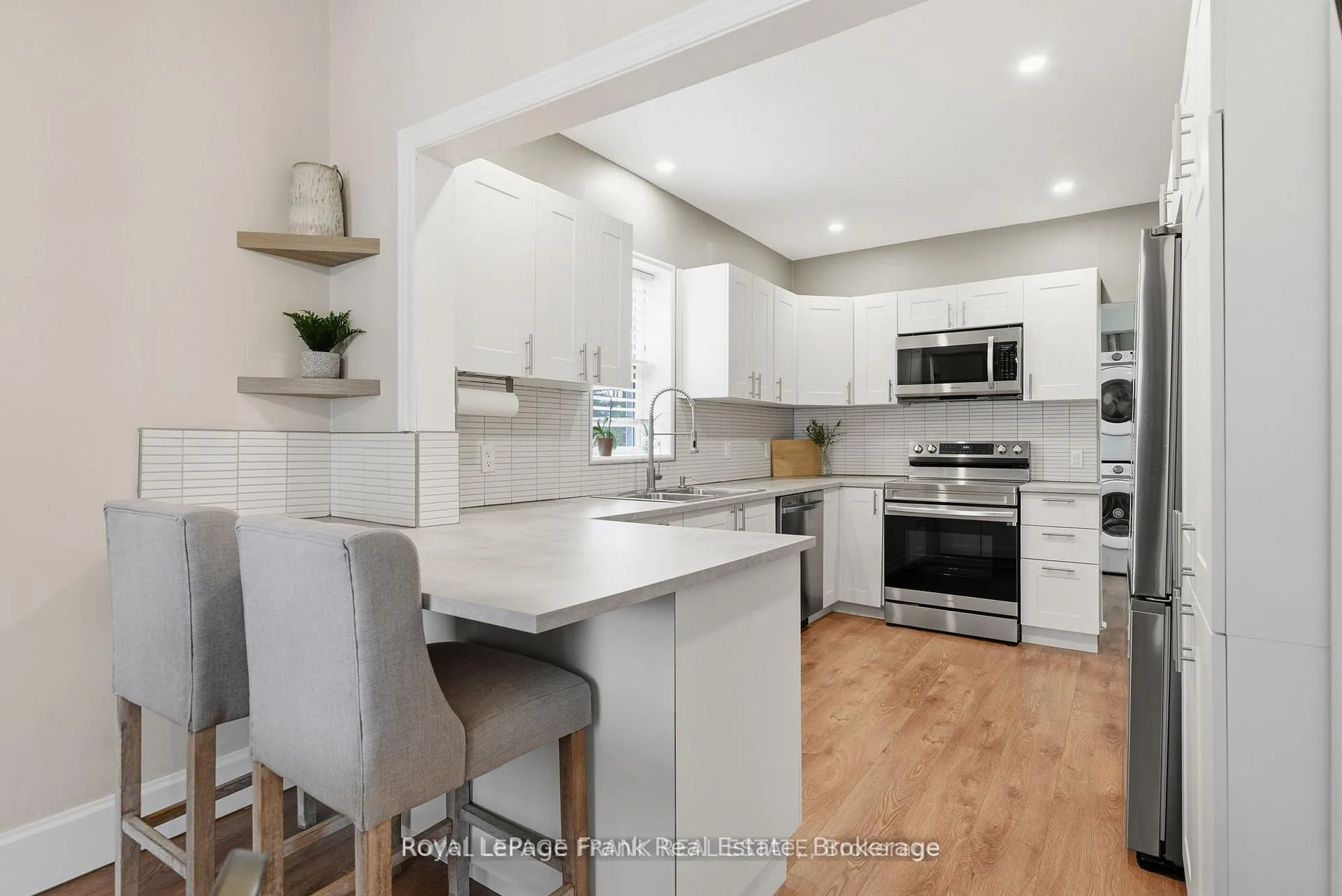 Photo 11 of 121 Durham Street W, Kawartha Lakes, Lindsay — HOMEH