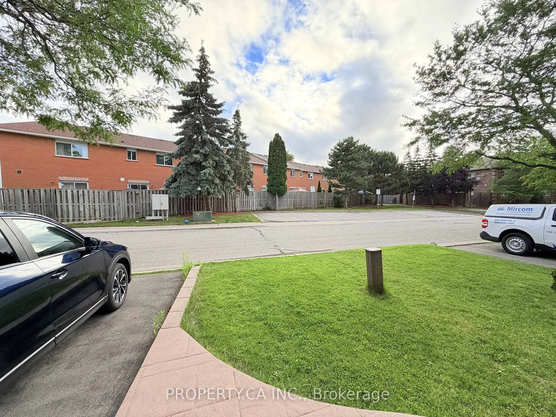Photo 2 of Unit 44, 100 Brickyard Way, Brampton, Brampton North — HOMEH