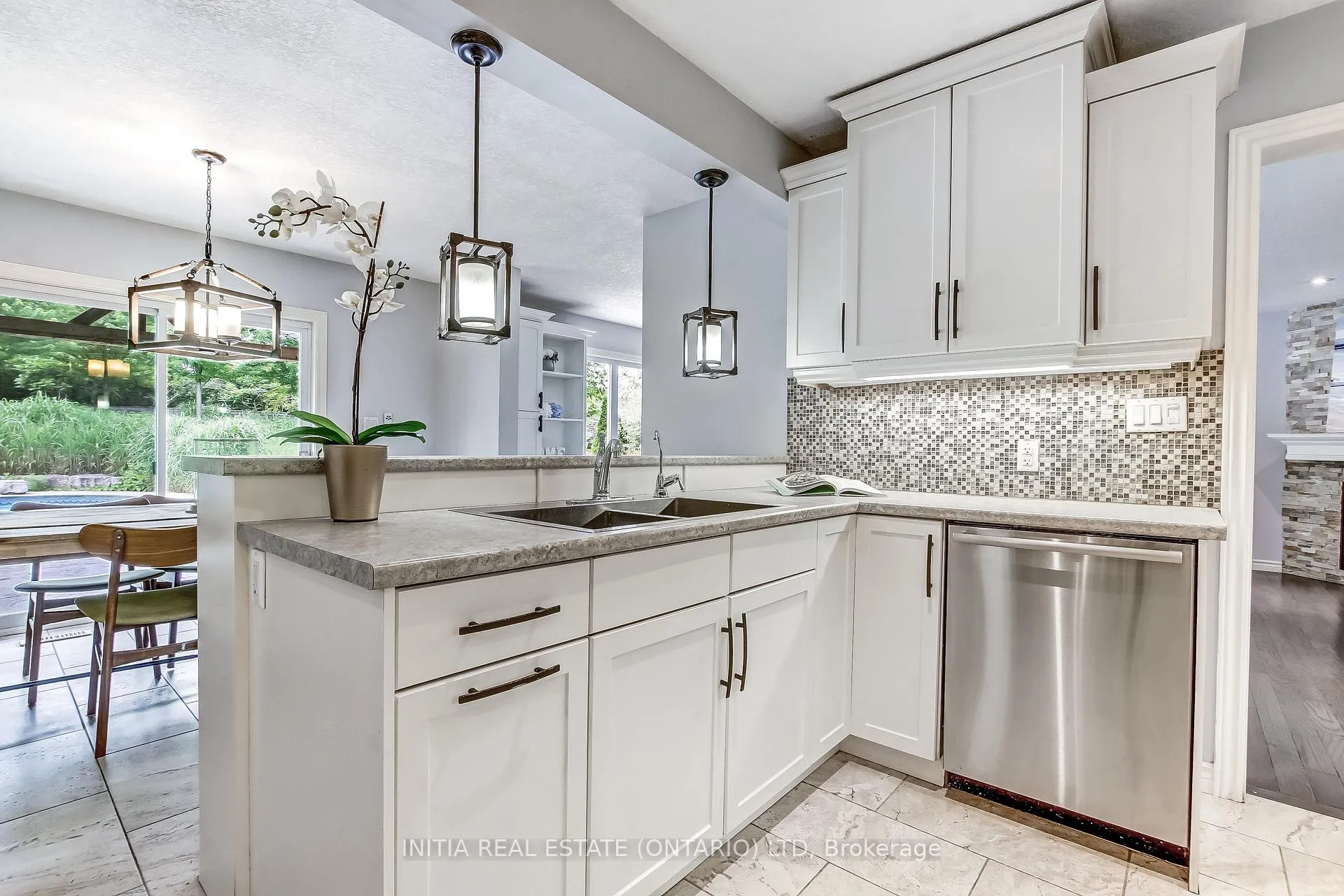 Photo 11 of 1082 Oakcrossing Road, London, North M — HOMEH