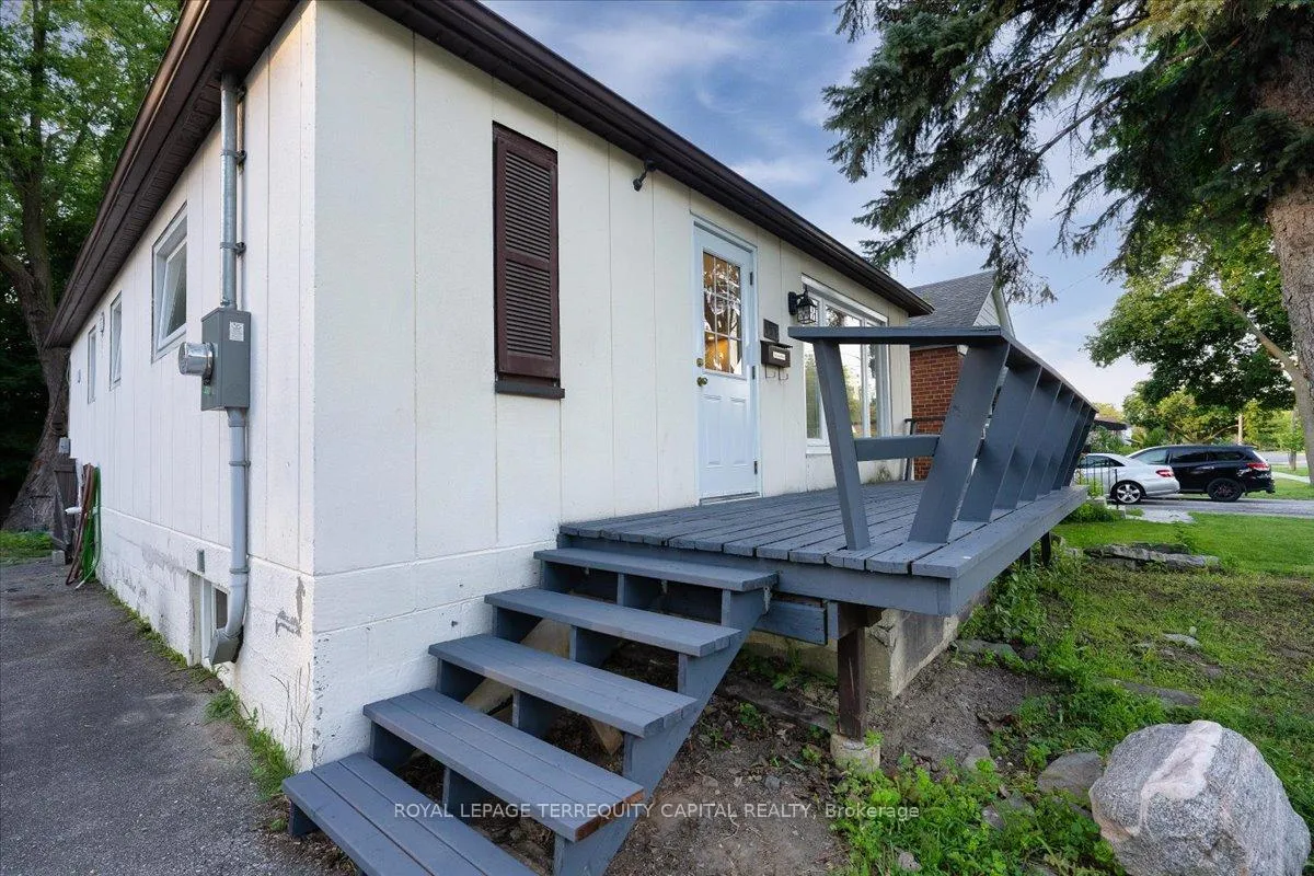 Photo 4 of 175 Clearbrooke Circle, Etobicoke, Rexdale-Kipling — HOMEH