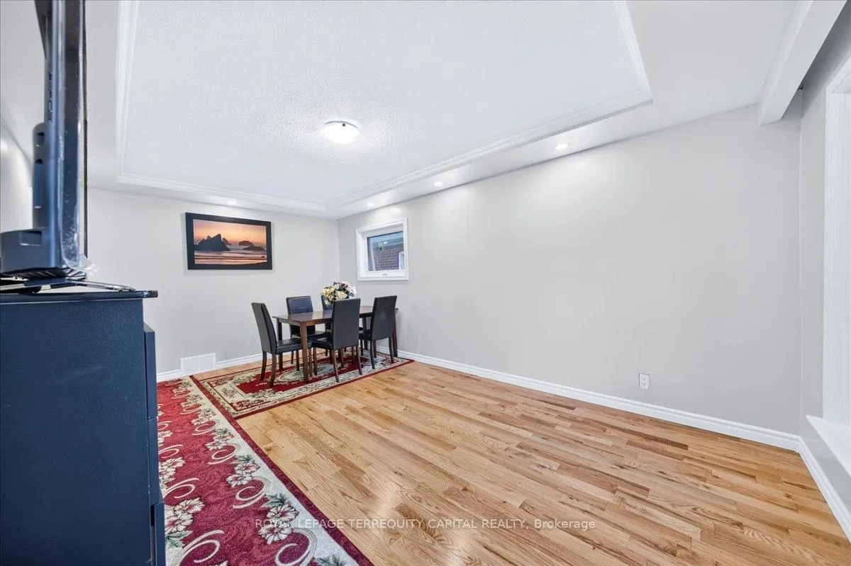 Photo 7 of 175 Clearbrooke Circle, Etobicoke, Rexdale-Kipling — HOMEH