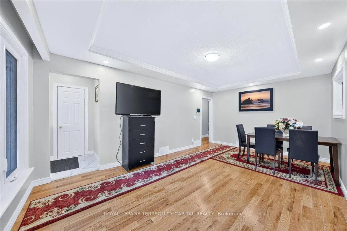 Photo 8 of 175 Clearbrooke Circle, Etobicoke, Rexdale-Kipling — HOMEH