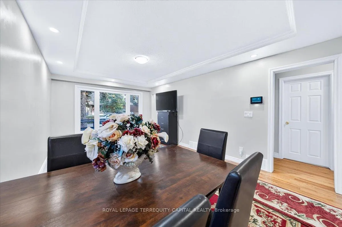 Photo 9 of 175 Clearbrooke Circle, Etobicoke, Rexdale-Kipling — HOMEH