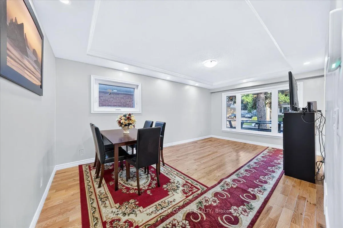 Photo 10 of 175 Clearbrooke Circle, Etobicoke, Rexdale-Kipling — HOMEH