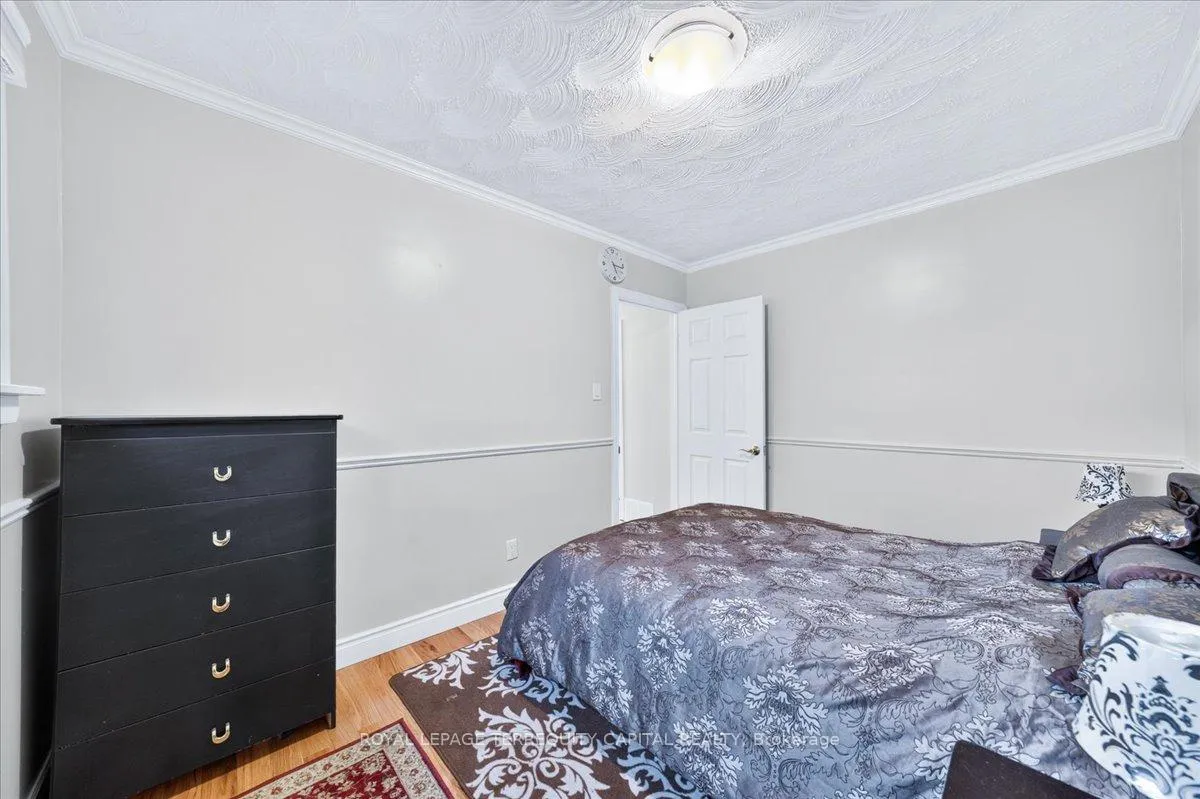 Photo 13 of 175 Clearbrooke Circle, Etobicoke, Rexdale-Kipling — HOMEH