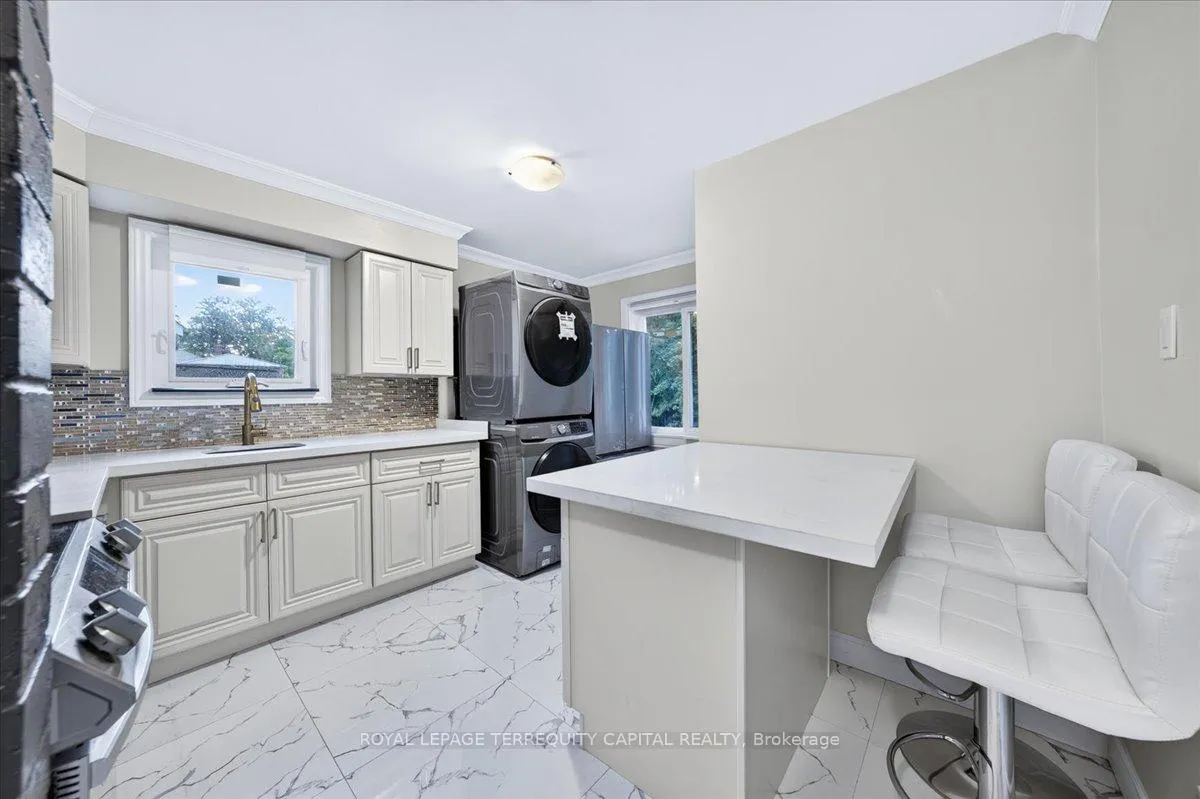 Photo 15 of 175 Clearbrooke Circle, Etobicoke, Rexdale-Kipling — HOMEH