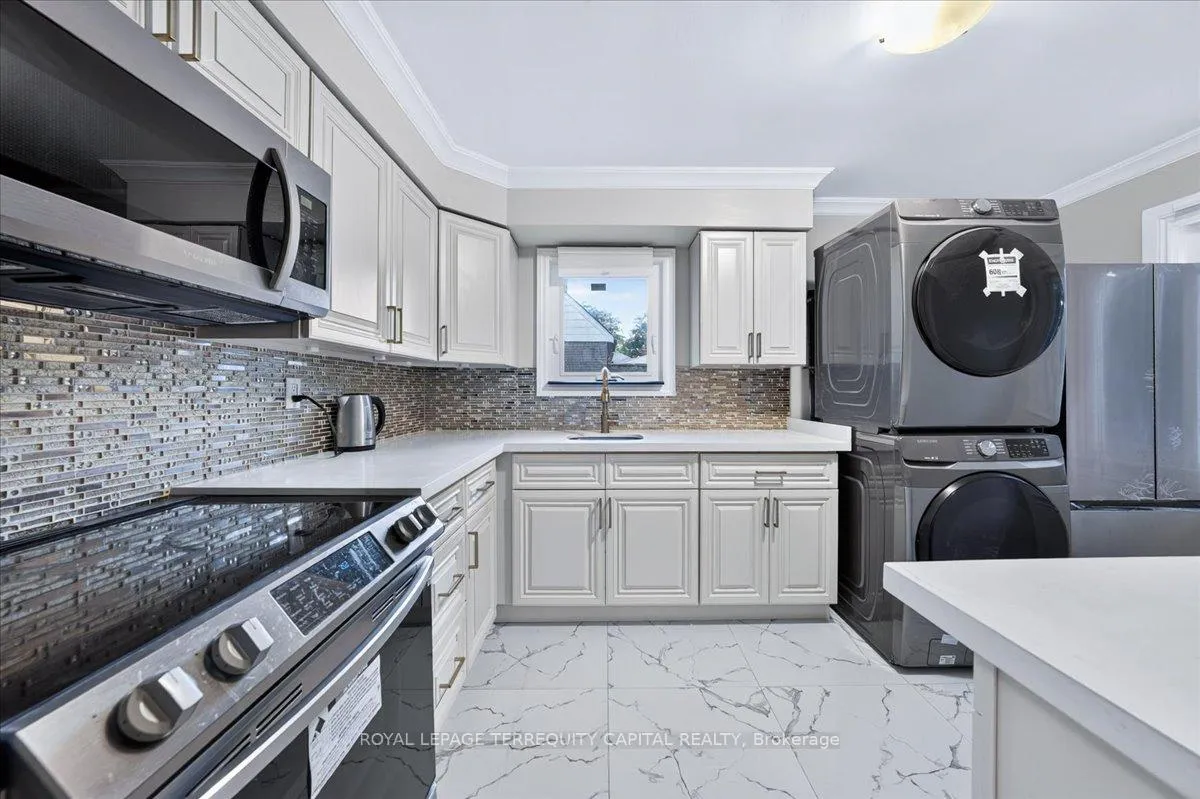 Photo 16 of 175 Clearbrooke Circle, Etobicoke, Rexdale-Kipling — HOMEH