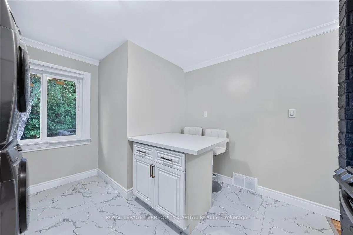 Photo 17 of 175 Clearbrooke Circle, Etobicoke, Rexdale-Kipling — HOMEH