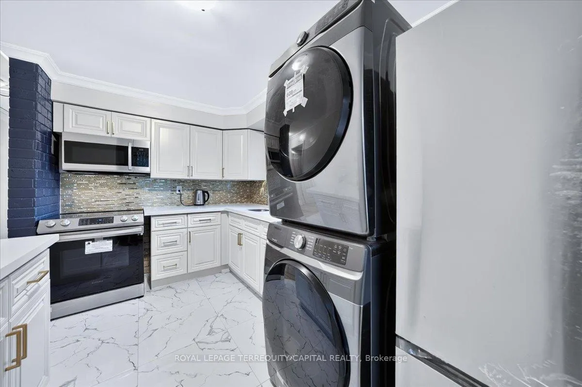Photo 18 of 175 Clearbrooke Circle, Etobicoke, Rexdale-Kipling — HOMEH