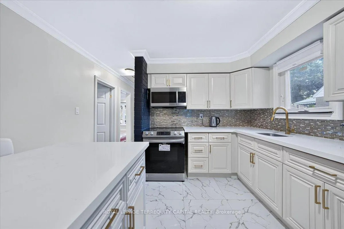Photo 19 of 175 Clearbrooke Circle, Etobicoke, Rexdale-Kipling — HOMEH