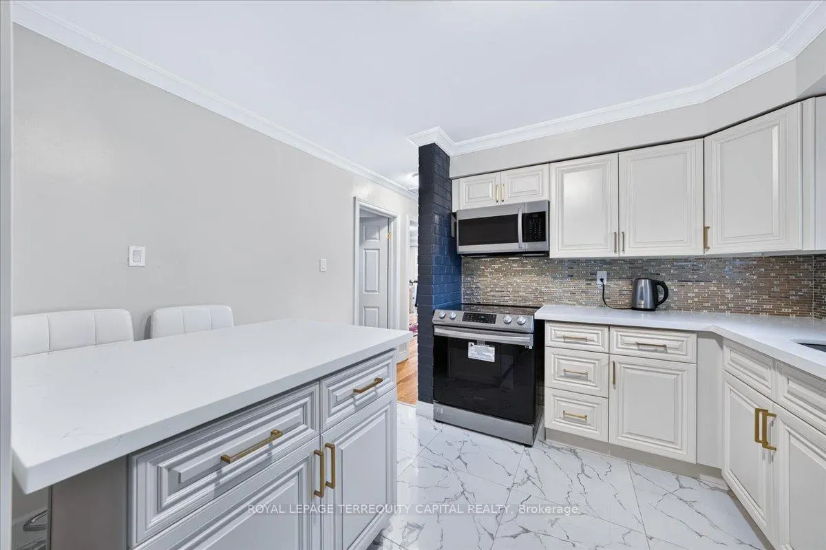 Photo 20 of 175 Clearbrooke Circle, Etobicoke, Rexdale-Kipling — HOMEH