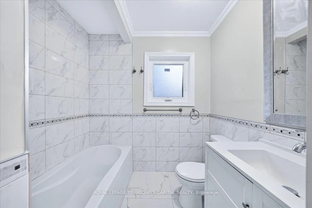 Photo 21 of 175 Clearbrooke Circle, Etobicoke, Rexdale-Kipling — HOMEH