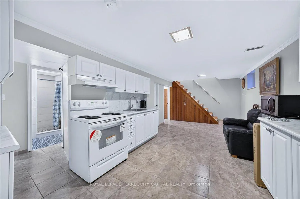 Photo 32 of 175 Clearbrooke Circle, Etobicoke, Rexdale-Kipling — HOMEH