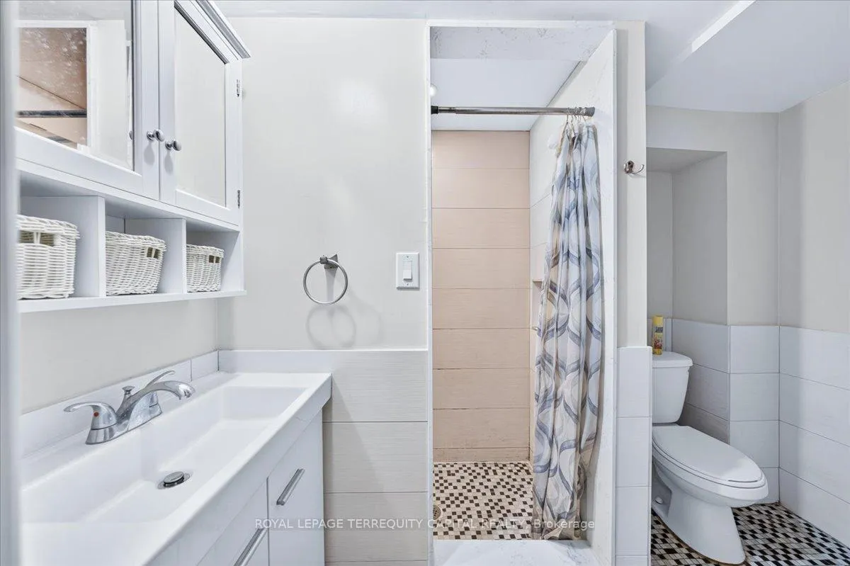 Photo 35 of 175 Clearbrooke Circle, Etobicoke, Rexdale-Kipling — HOMEH