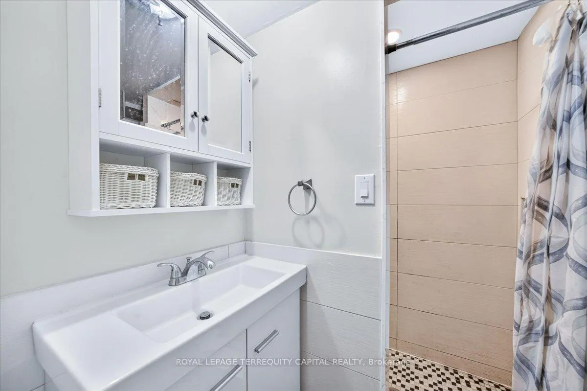 Photo 36 of 175 Clearbrooke Circle, Etobicoke, Rexdale-Kipling — HOMEH