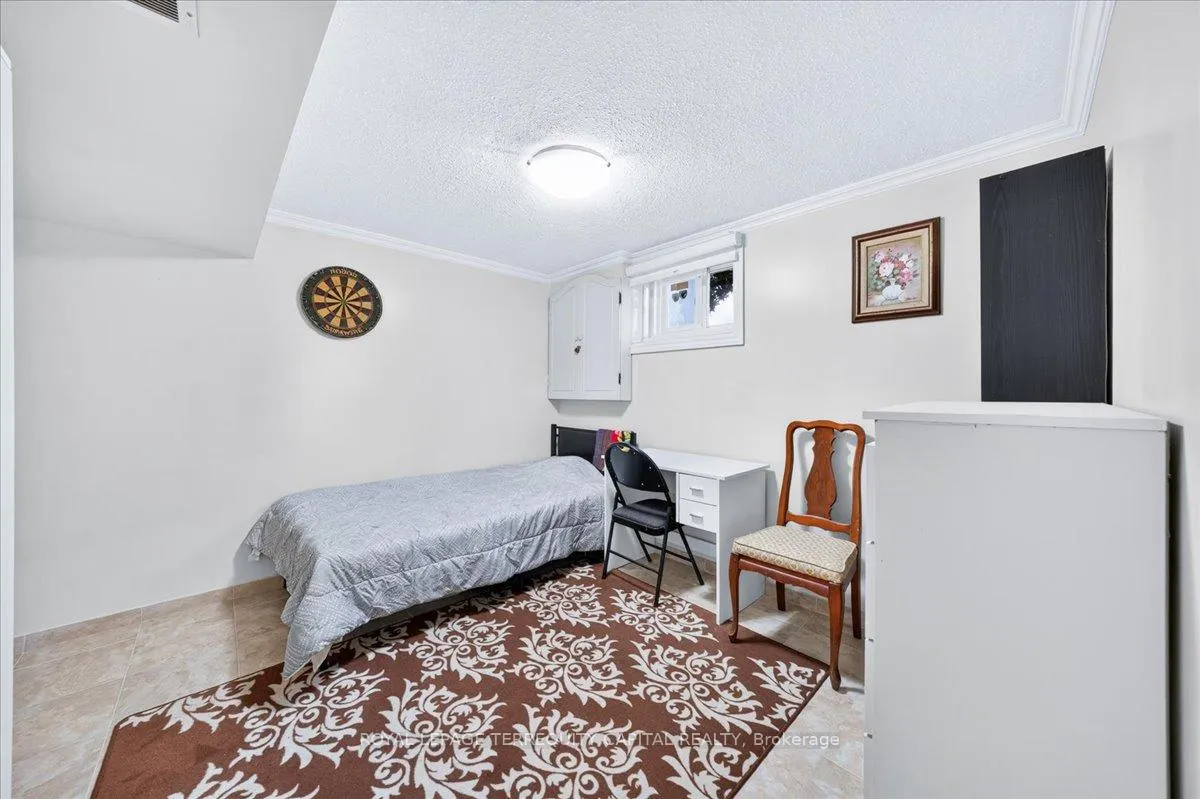 Photo 38 of 175 Clearbrooke Circle, Etobicoke, Rexdale-Kipling — HOMEH
