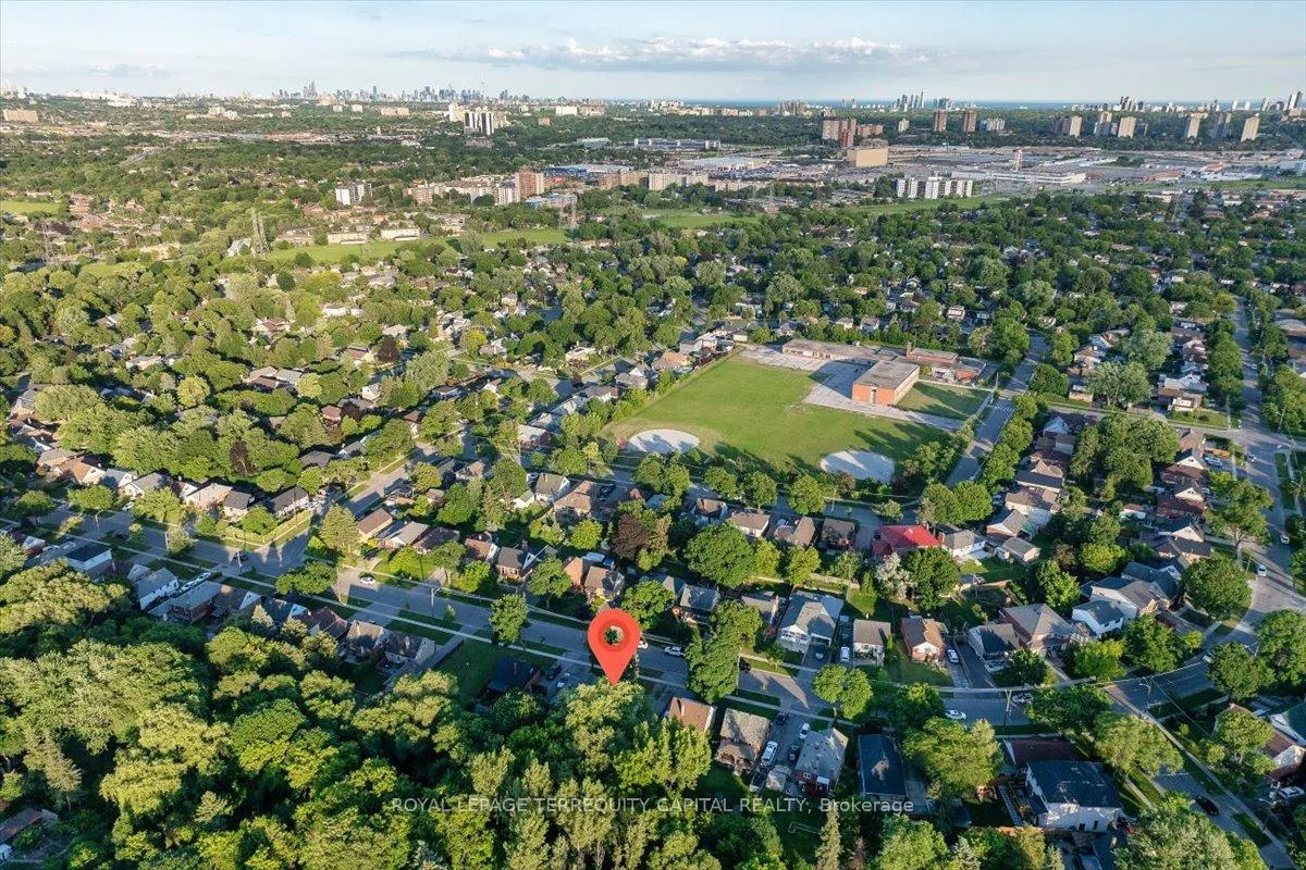 Photo 45 of 175 Clearbrooke Circle, Etobicoke, Rexdale-Kipling — HOMEH