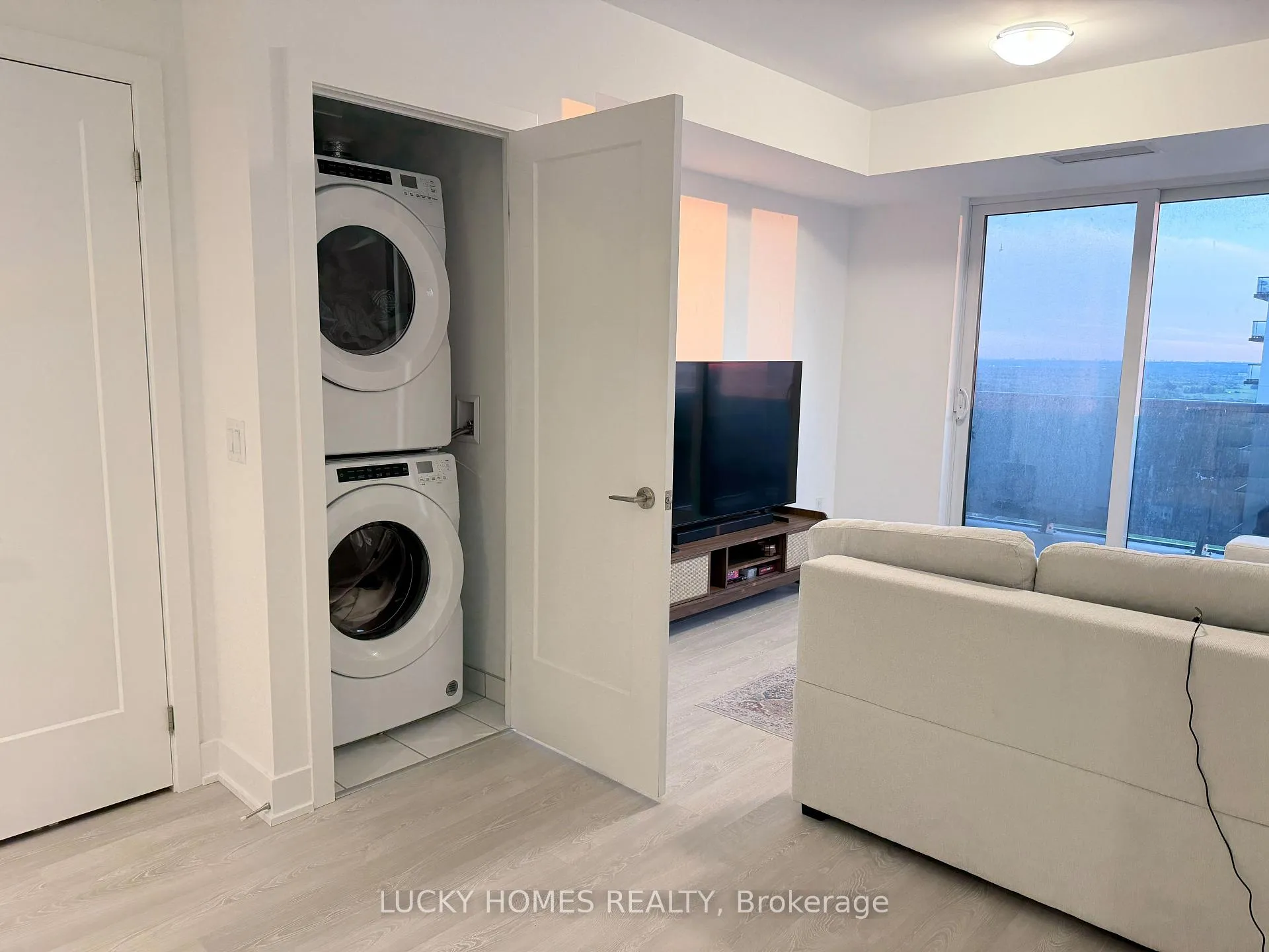 Photo 13 of Unit 2416, 2545 Simcoe Street N, Oshawa, Windfields — HOMEH