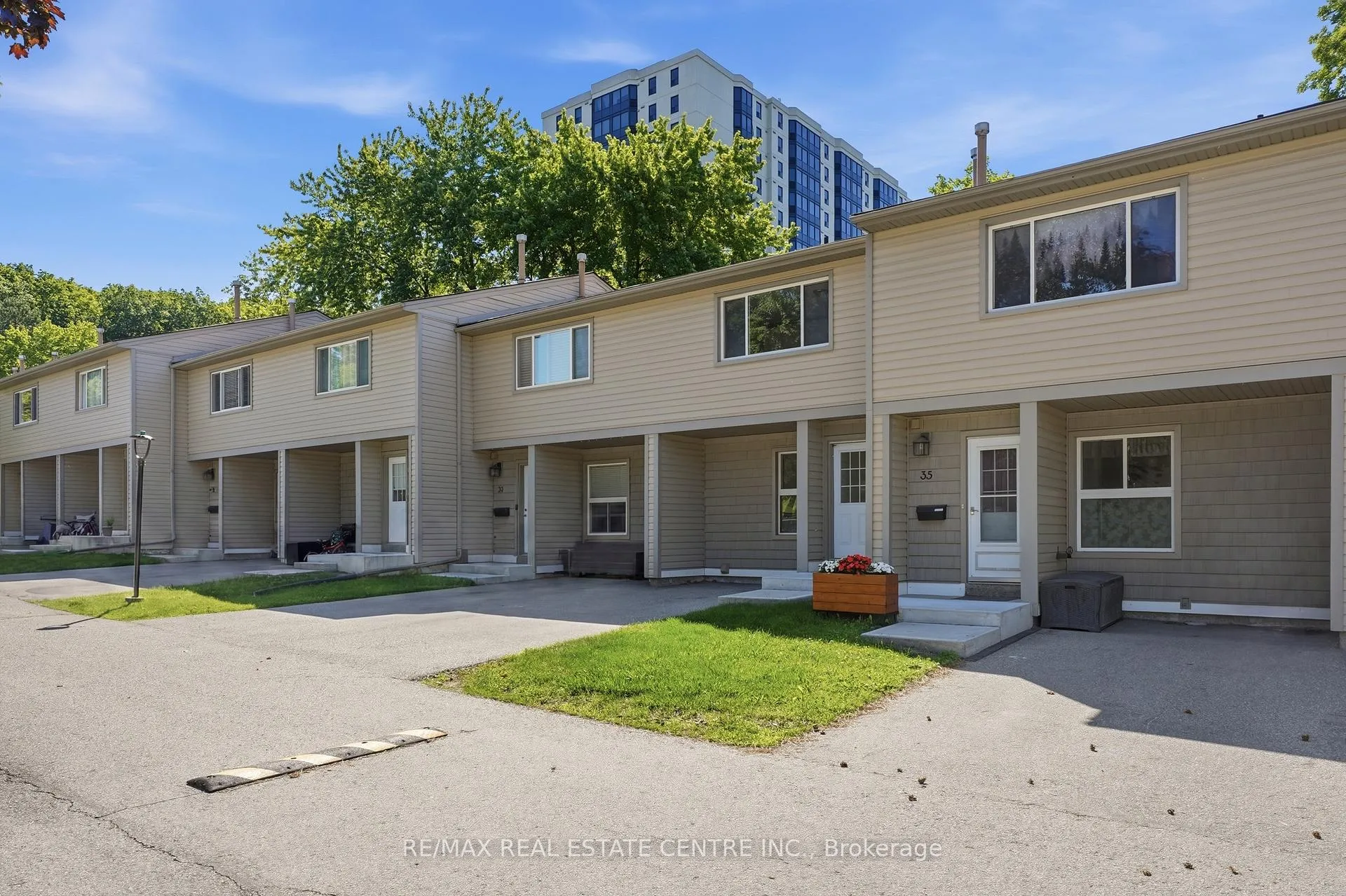 Photo 3 of Unit 34, 15 Green Valley Drive, Kitchener — HOMEH