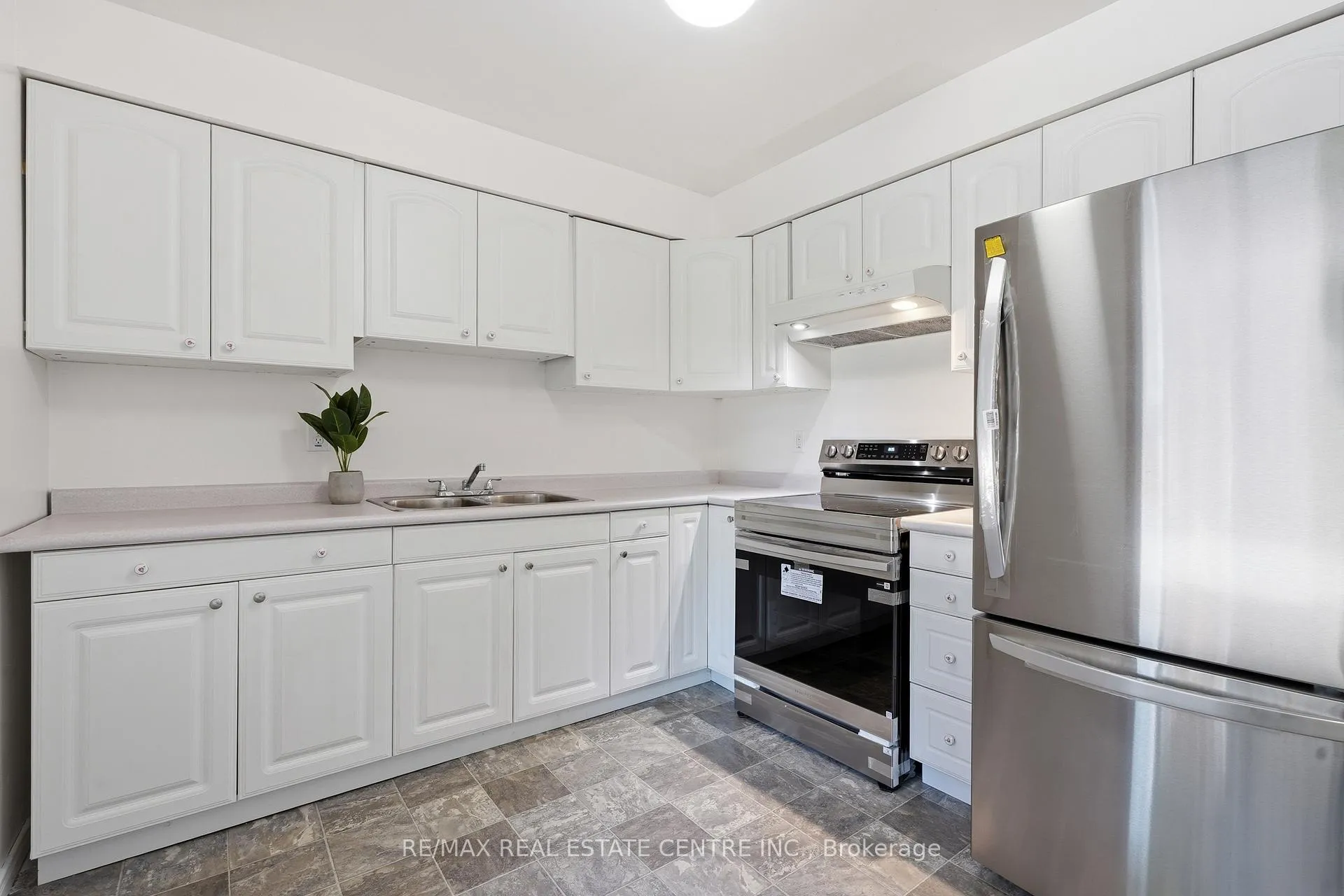 Photo 9 of Unit 34, 15 Green Valley Drive, Kitchener — HOMEH