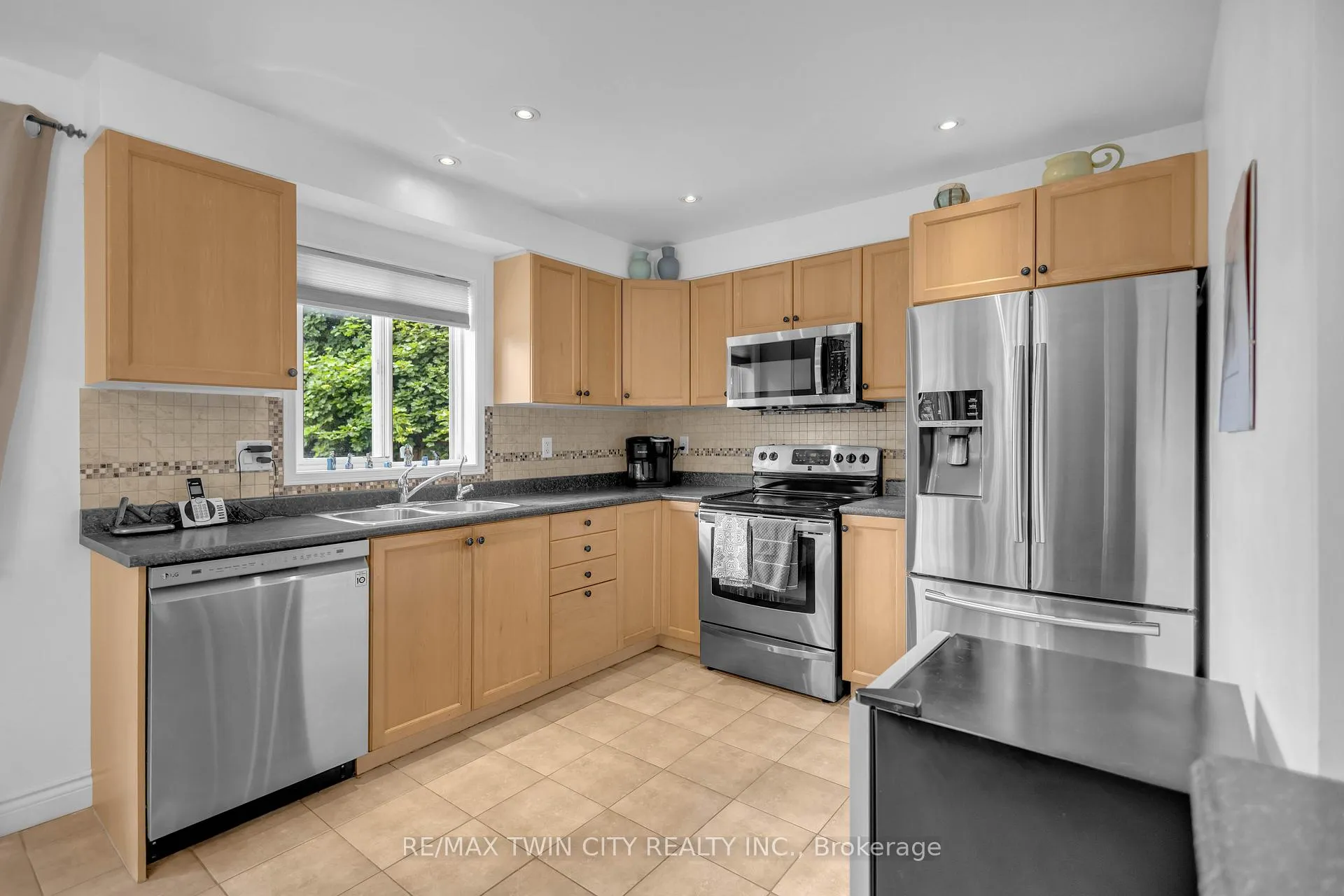 Photo 13 of 124 Blackburn Drive, Brantford, Empire — HOMEH