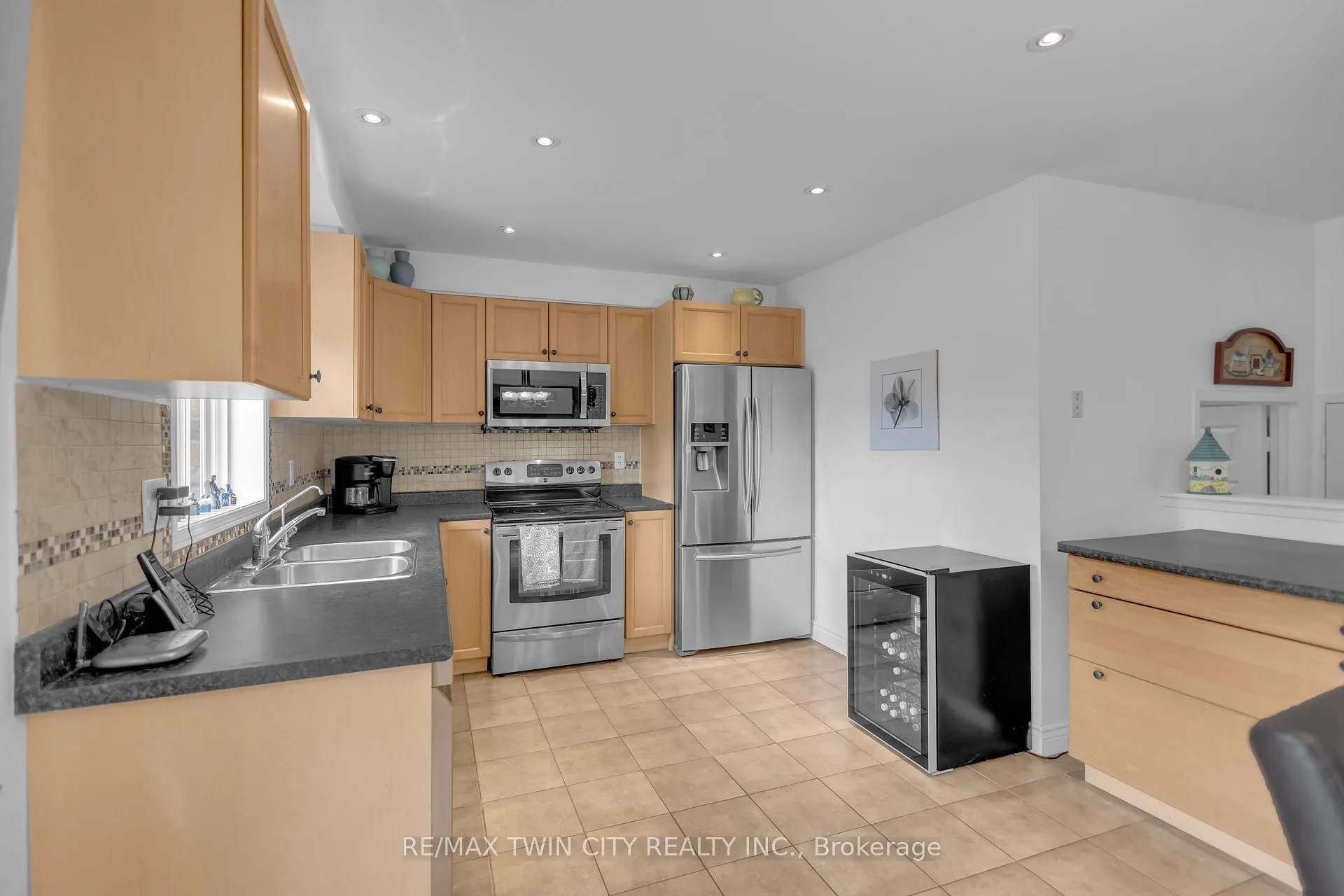 Photo 14 of 124 Blackburn Drive, Brantford, Empire — HOMEH