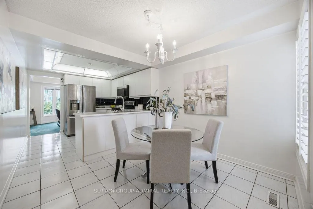 Photo 4 of 47 Brownstone Circle, Vaughan, Crestwood-Springfarm-Yorkhill — HOMEH