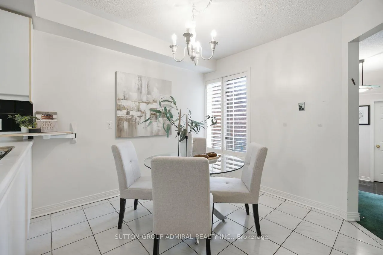 Photo 5 of 47 Brownstone Circle, Vaughan, Crestwood-Springfarm-Yorkhill — HOMEH