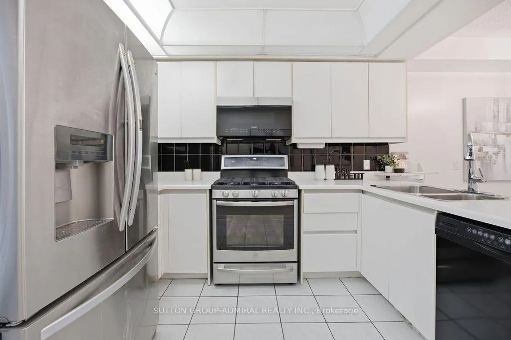 Photo 6 of 47 Brownstone Circle, Vaughan, Crestwood-Springfarm-Yorkhill — HOMEH