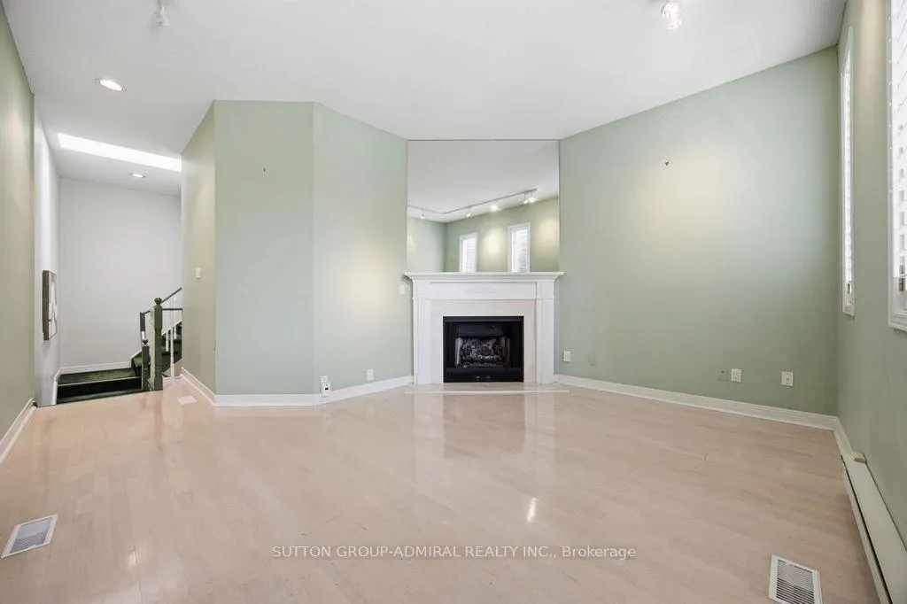 Photo 17 of 47 Brownstone Circle, Vaughan, Crestwood-Springfarm-Yorkhill — HOMEH