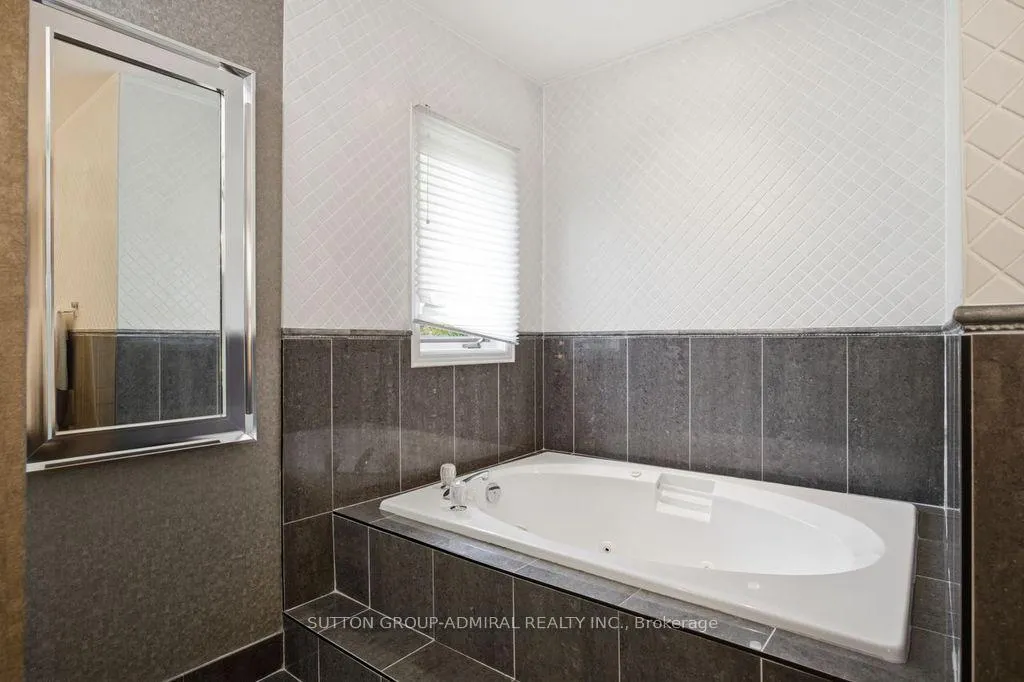 Photo 23 of 47 Brownstone Circle, Vaughan, Crestwood-Springfarm-Yorkhill — HOMEH
