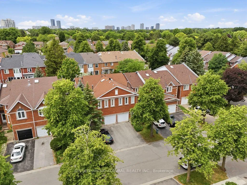 Photo 29 of 47 Brownstone Circle, Vaughan, Crestwood-Springfarm-Yorkhill — HOMEH