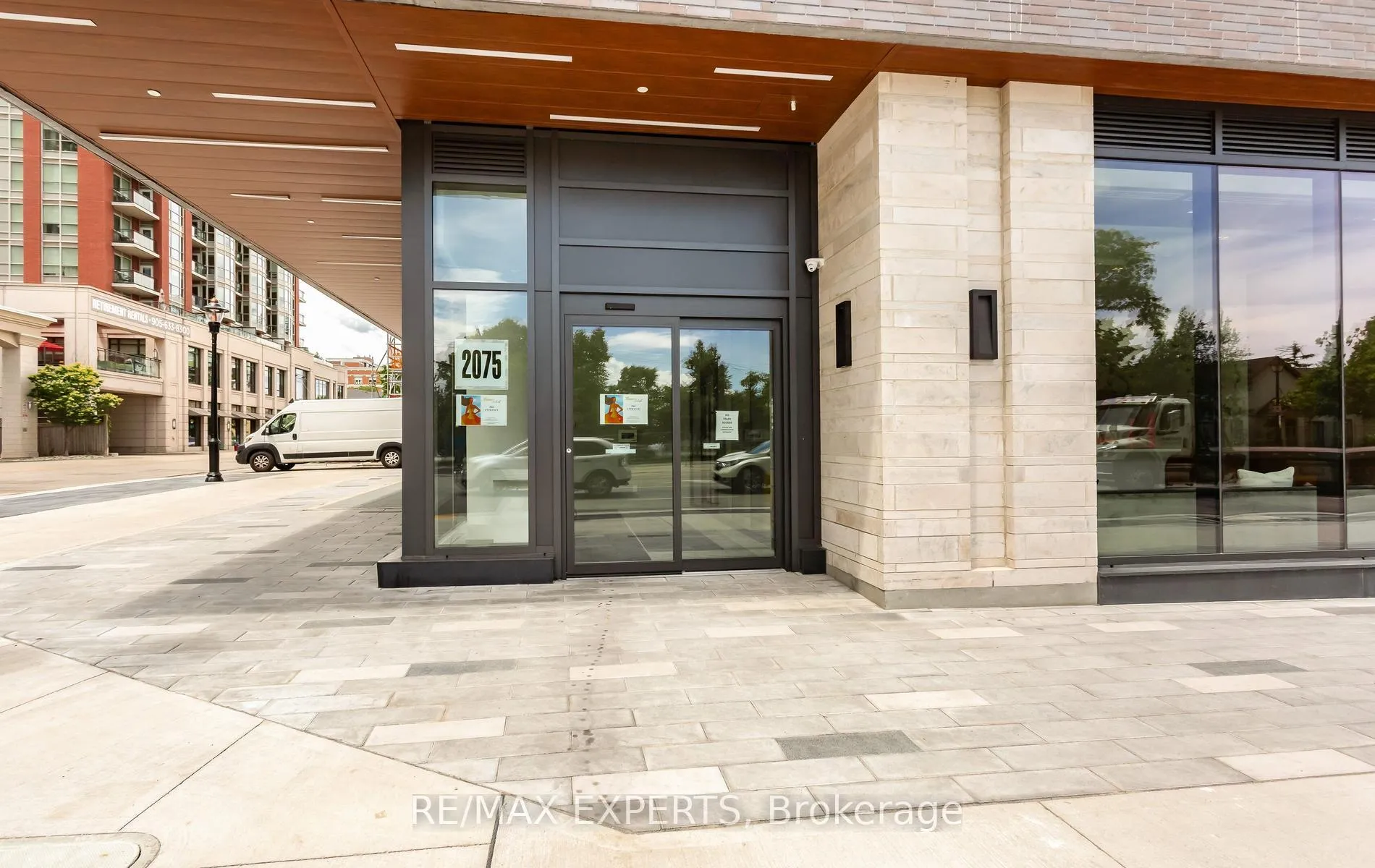 Photo 4 of 2075 Lakeshore Road, Burlington, Brant — HOMEH