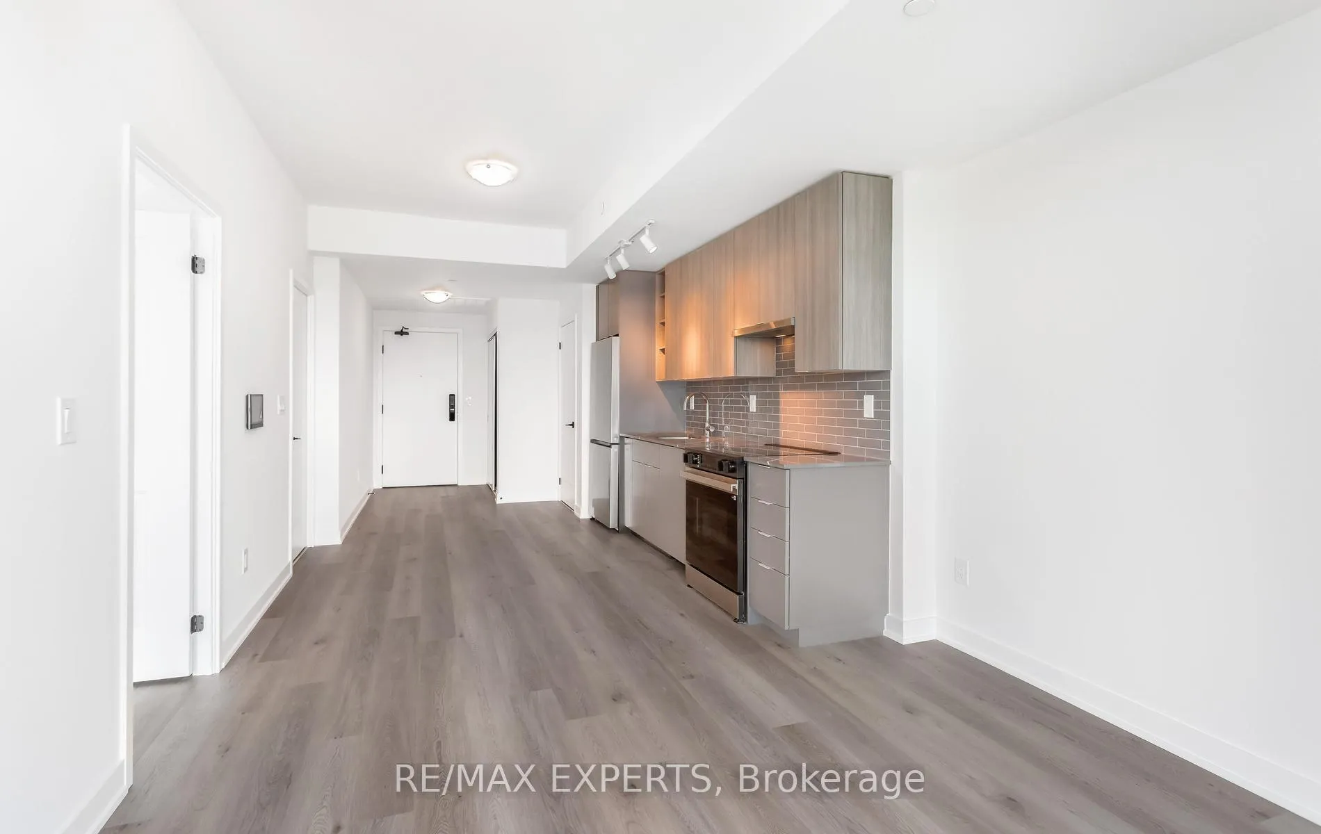 Photo 18 of 2075 Lakeshore Road, Burlington, Brant — HOMEH