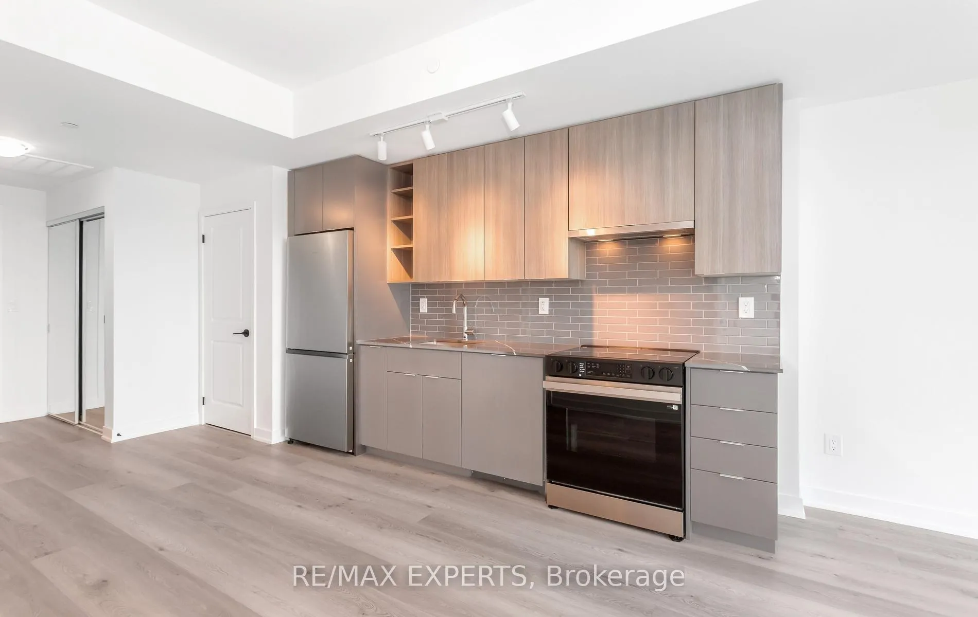 Photo 20 of 2075 Lakeshore Road, Burlington, Brant — HOMEH