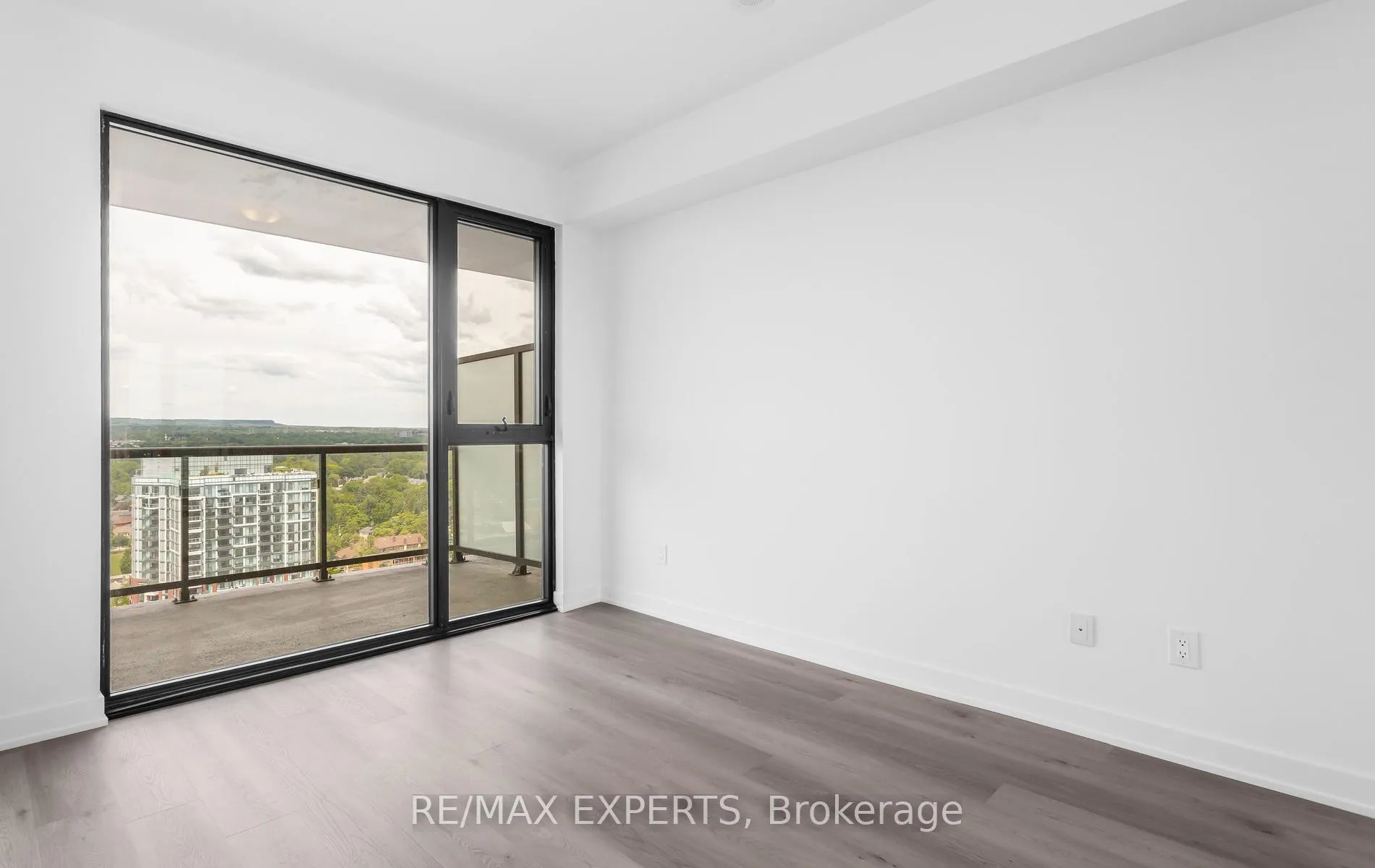 Photo 27 of 2075 Lakeshore Road, Burlington, Brant — HOMEH