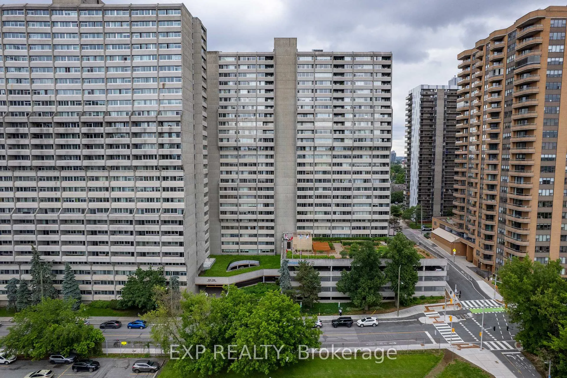 Front of Unit 1008, 530 Laurier Avenue W