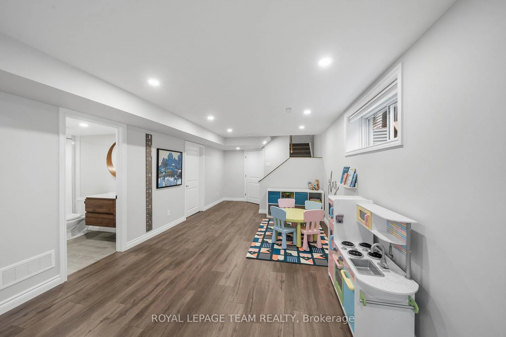 Photo 38 of 84 Warrior Street, Ottawa, Kanata - Emerald Meadows/Trailwest — HOMEH