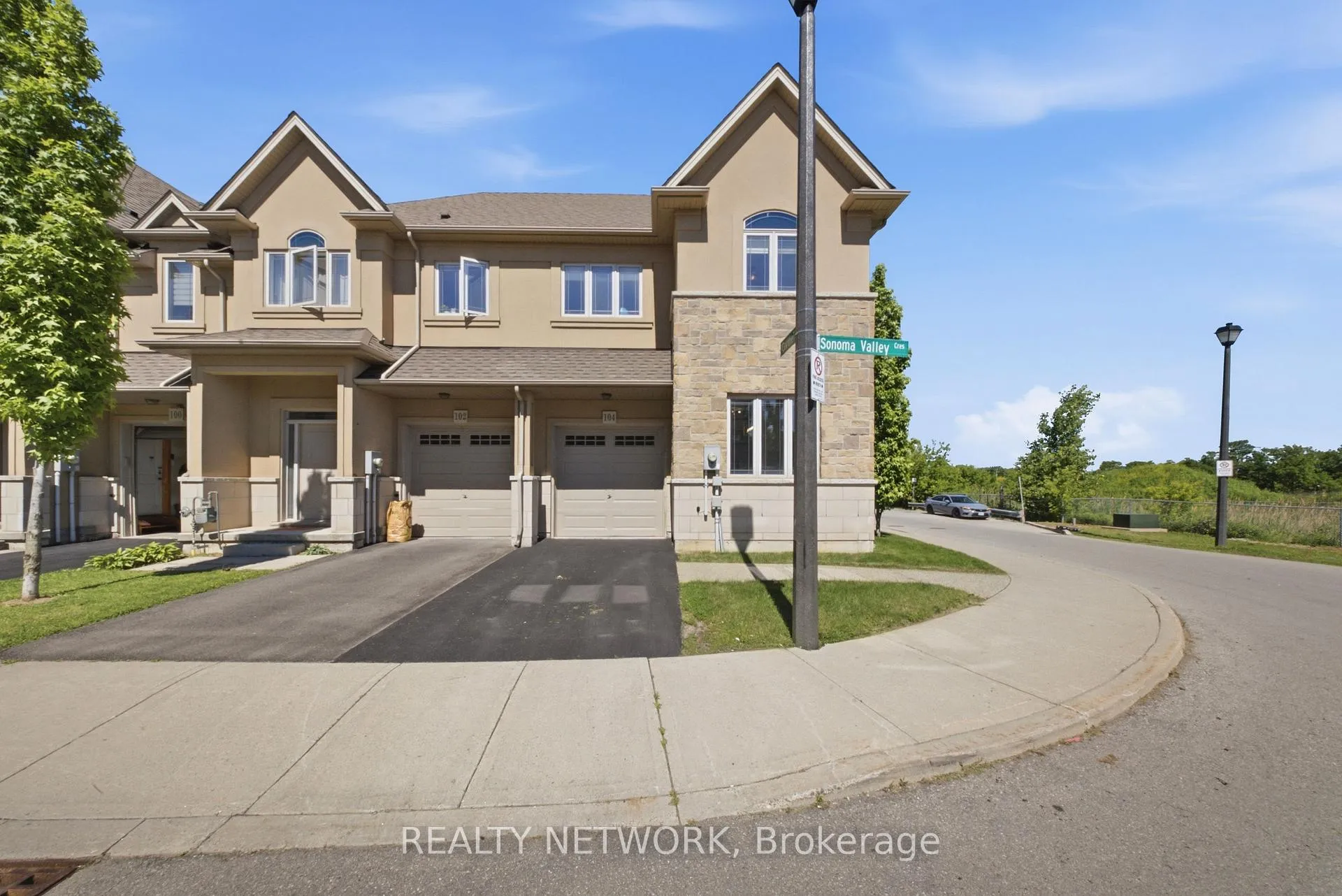 Photo 3 of 104 Sonoma Valley Crescent, Hamilton, Mewburn — HOMEH