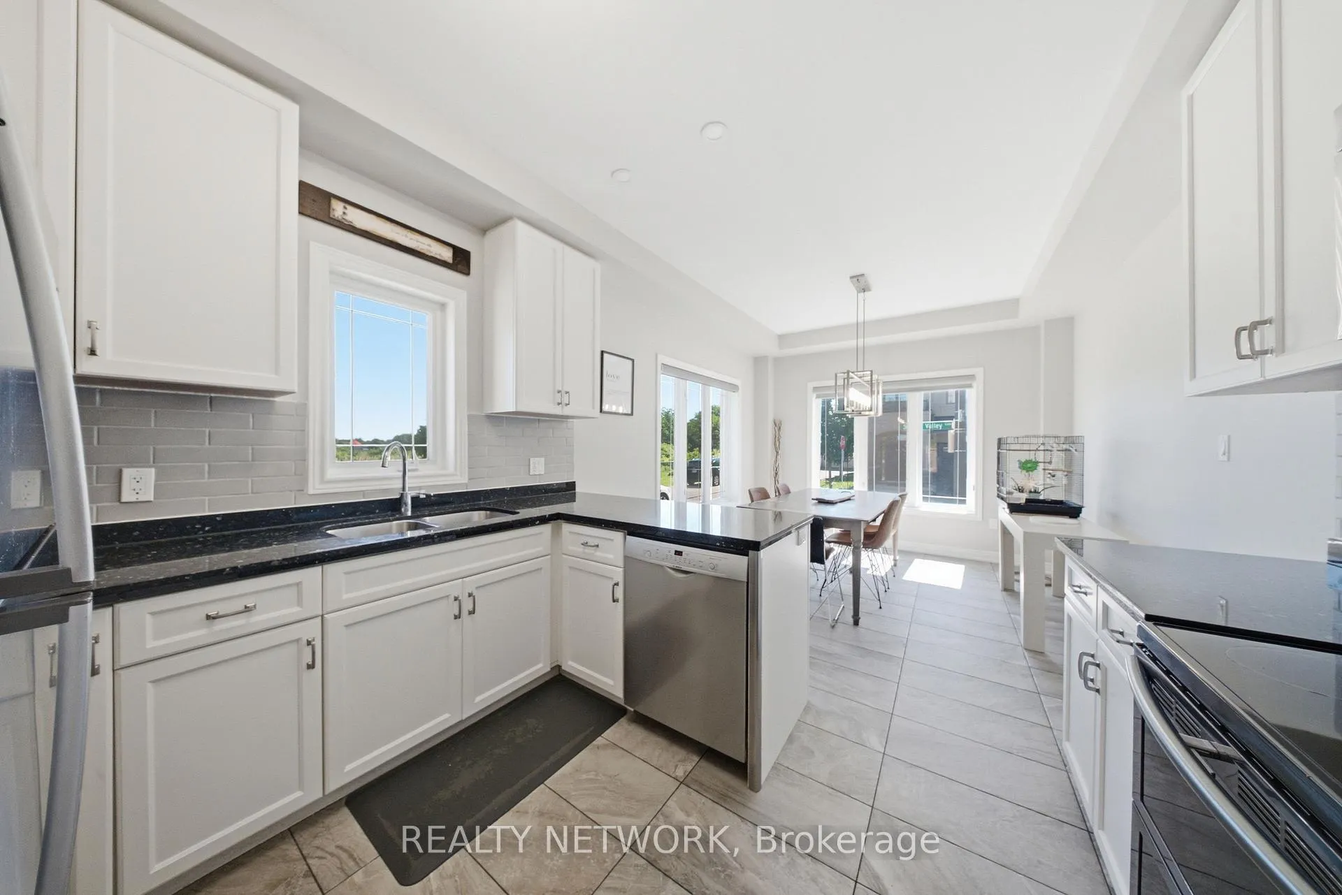 Photo 6 of 104 Sonoma Valley Crescent, Hamilton, Mewburn — HOMEH