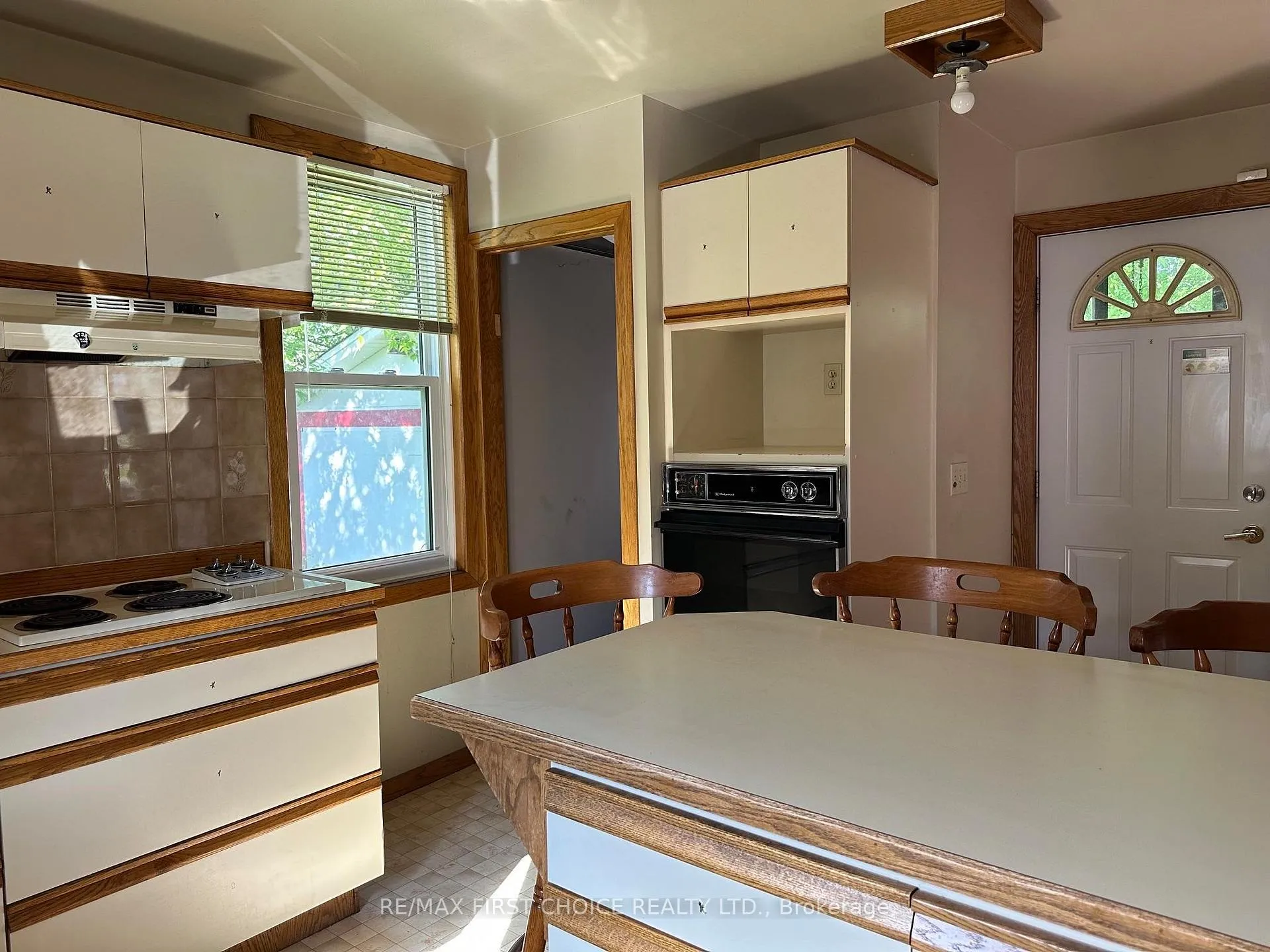 Photo 2 of 520 Van Norman Street, Thunder Bay, College Heights — HOMEH
