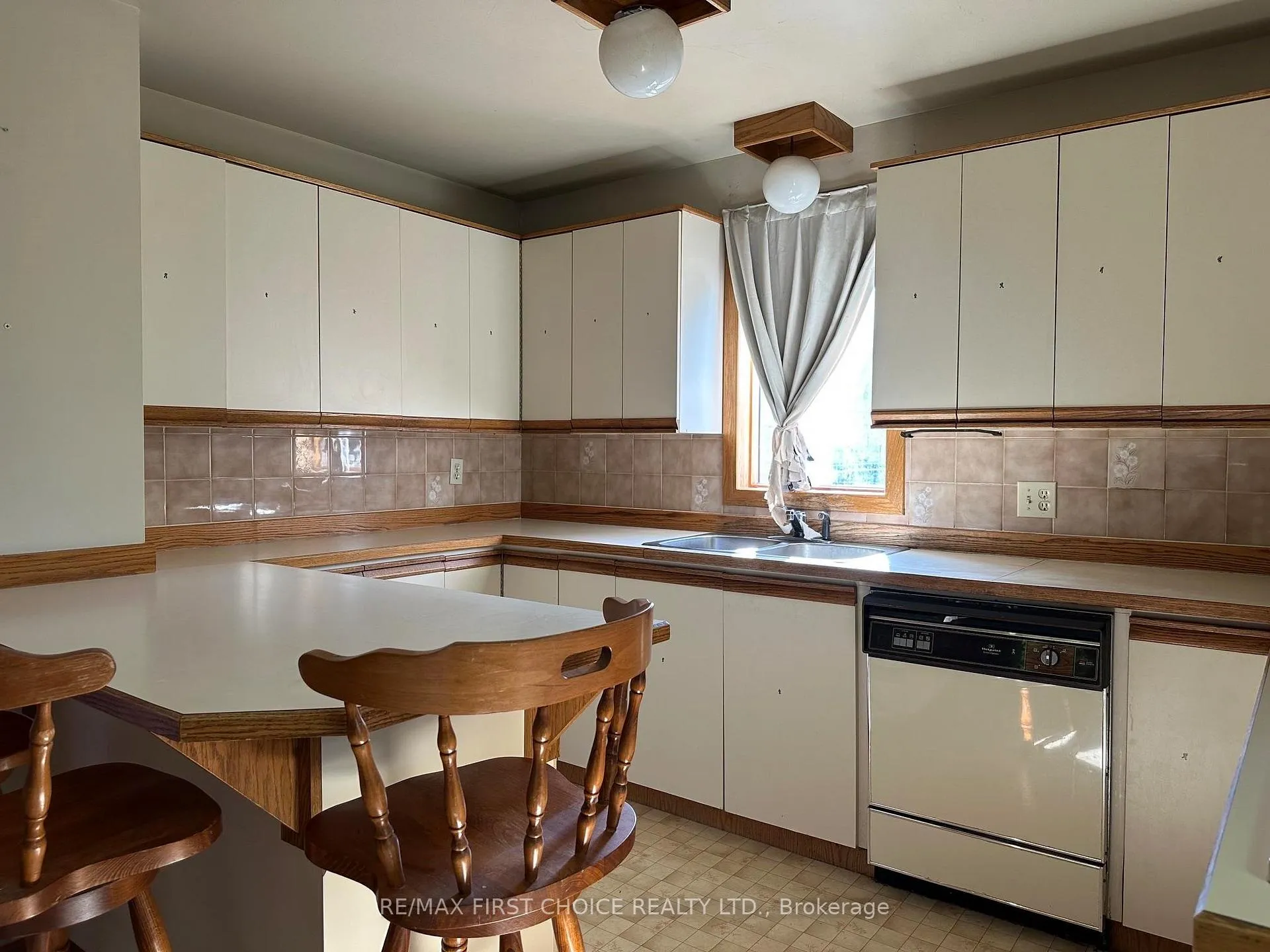 Photo 3 of 520 Van Norman Street, Thunder Bay, College Heights — HOMEH