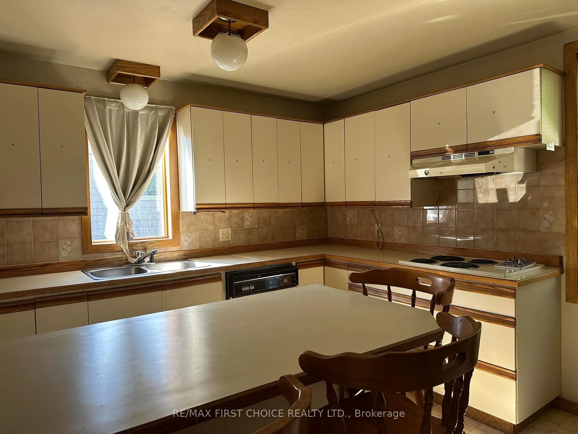 Photo 4 of 520 Van Norman Street, Thunder Bay, College Heights — HOMEH