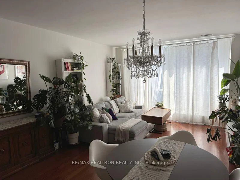 Front of Unit 714, 980 Yonge Street