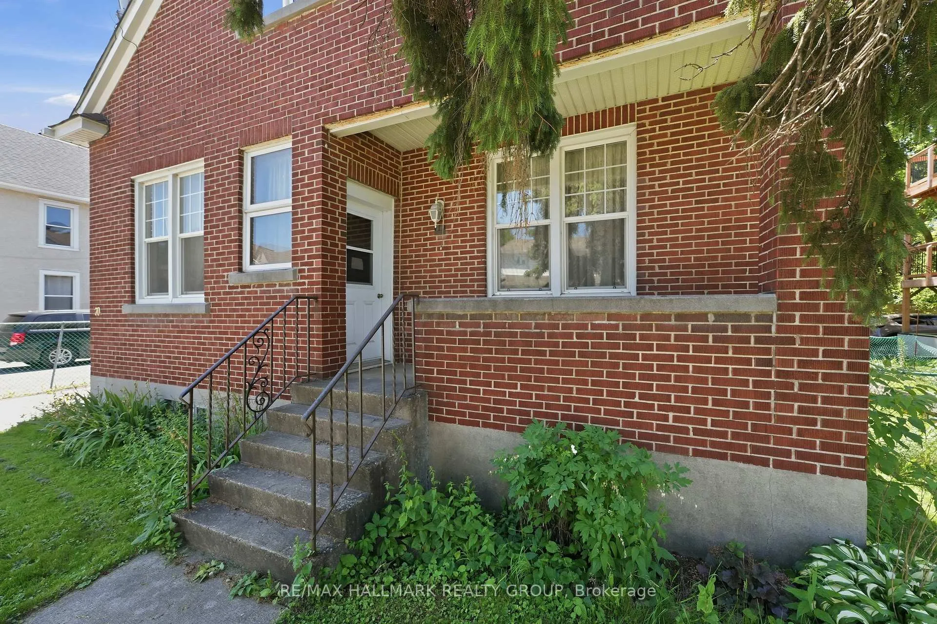 Photo 3 of 70 Queen Mary Street, Ottawa, Overbrook/Castle Heights — HOMEH