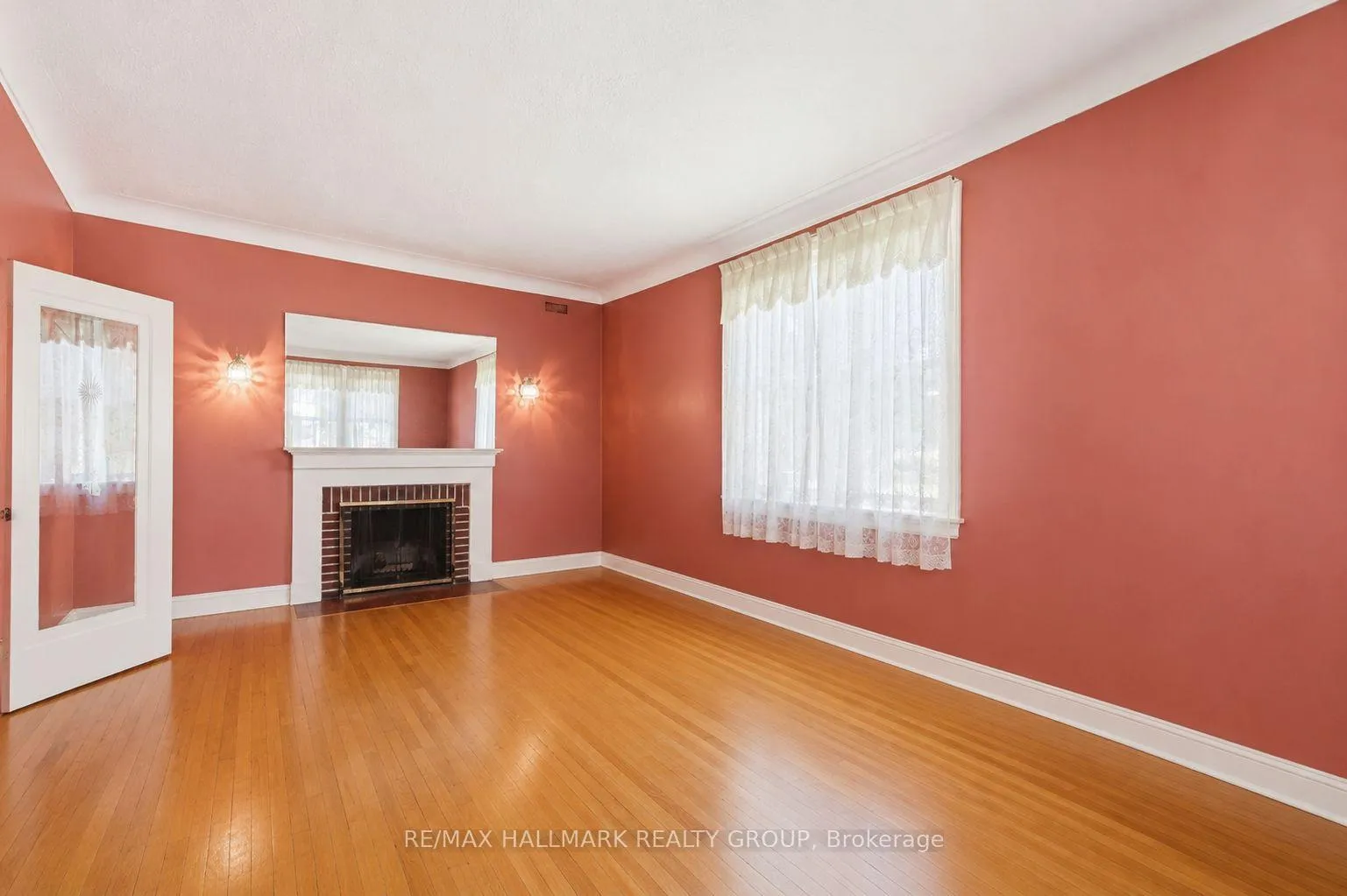 Photo 17 of 70 Queen Mary Street, Ottawa, Overbrook/Castle Heights — HOMEH