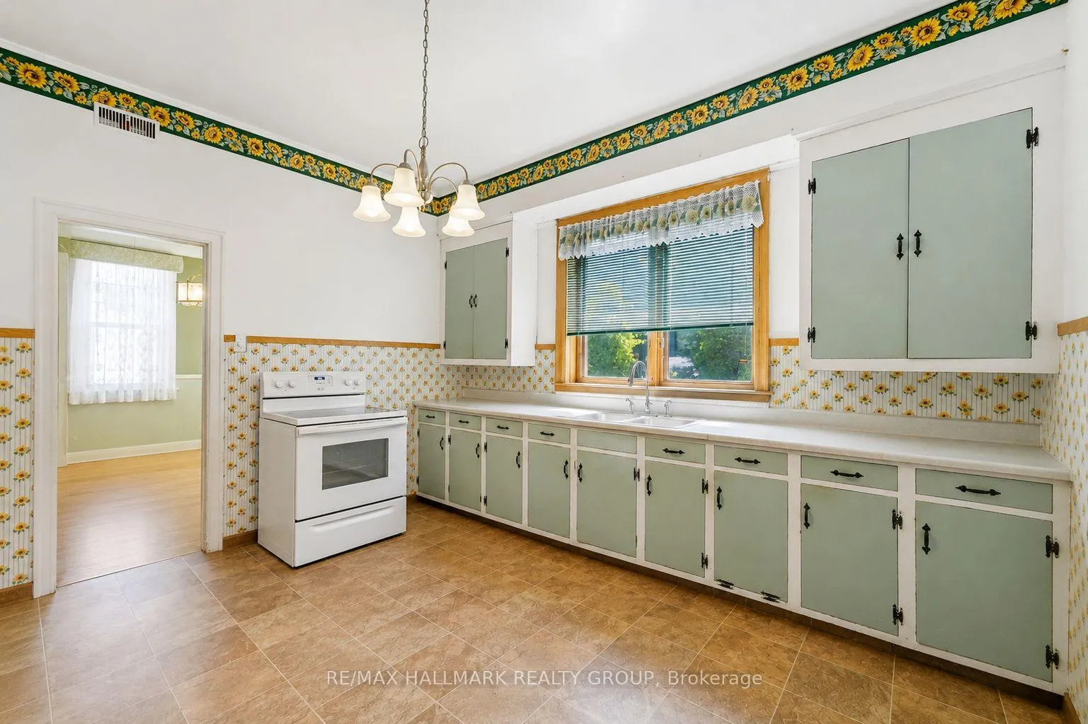 Photo 22 of 70 Queen Mary Street, Ottawa, Overbrook/Castle Heights — HOMEH